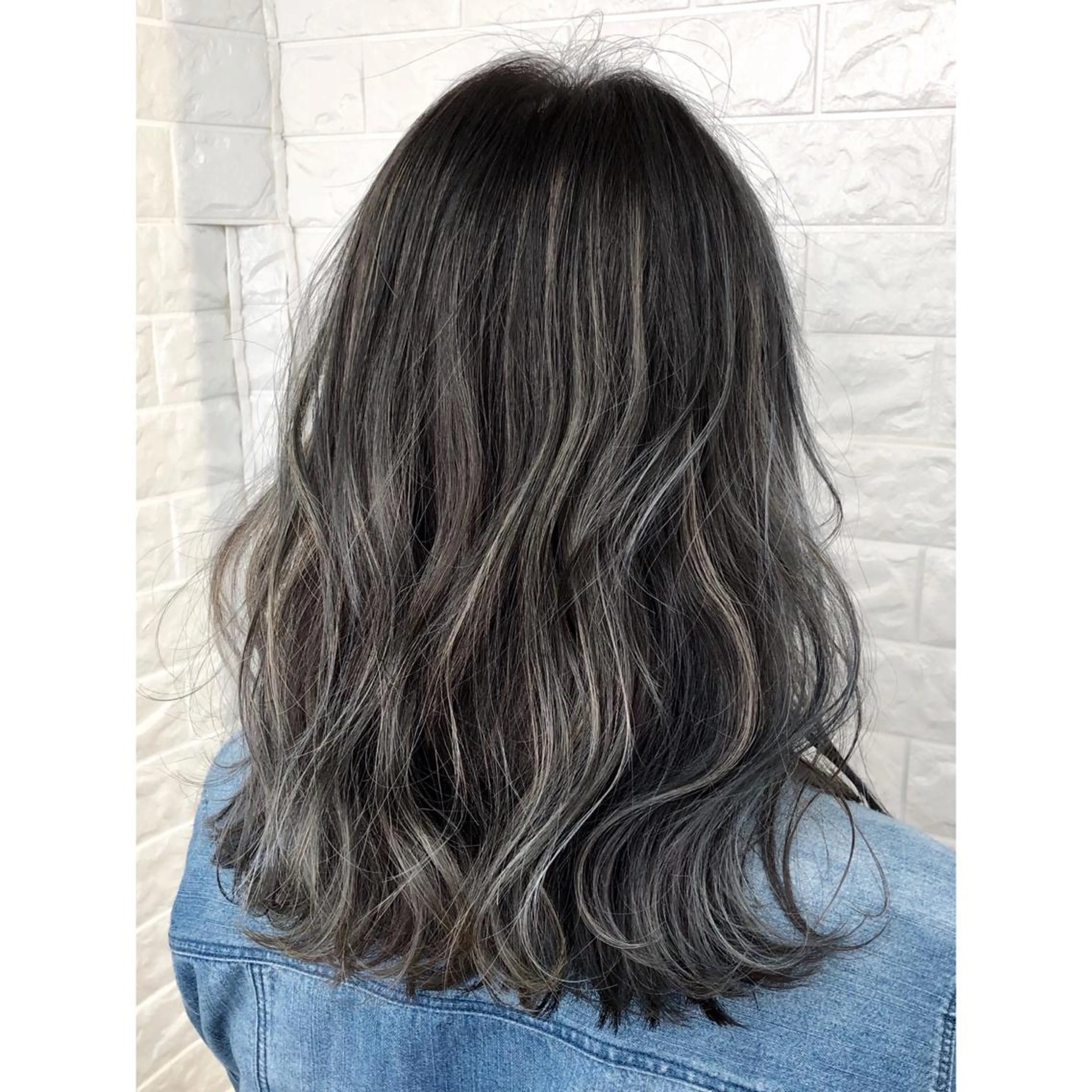 ミディアム カラー ブリーチ ブルーカラー ブルージュ ハイライトカラー ハイライト KIZU 髪質改善 オカルト怪談のヘアスタイル