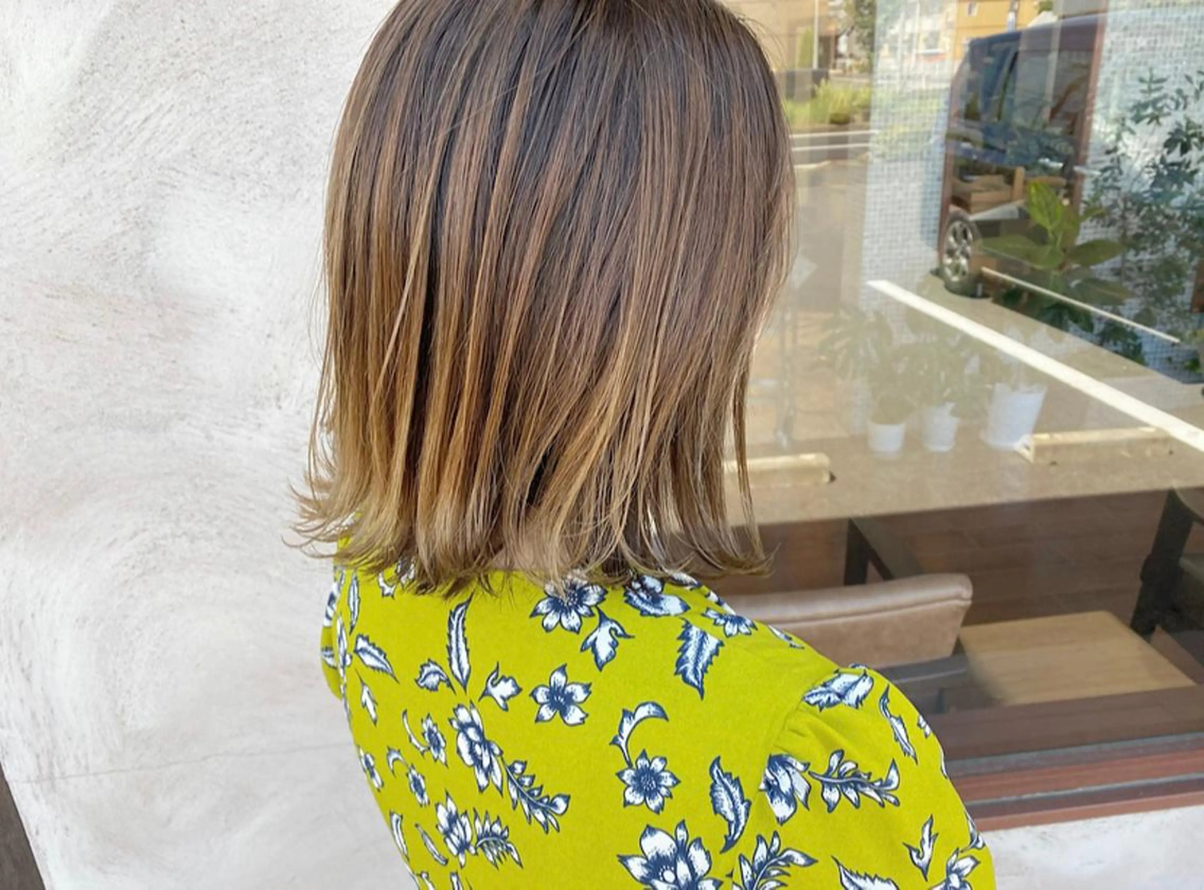 ミディアム カラー アッシュ ベージュカラー 透明感カラー ボブ 外ハネヘア カット ヘアカラー トリートメント 鈴木 翔梧のヘアスタイル