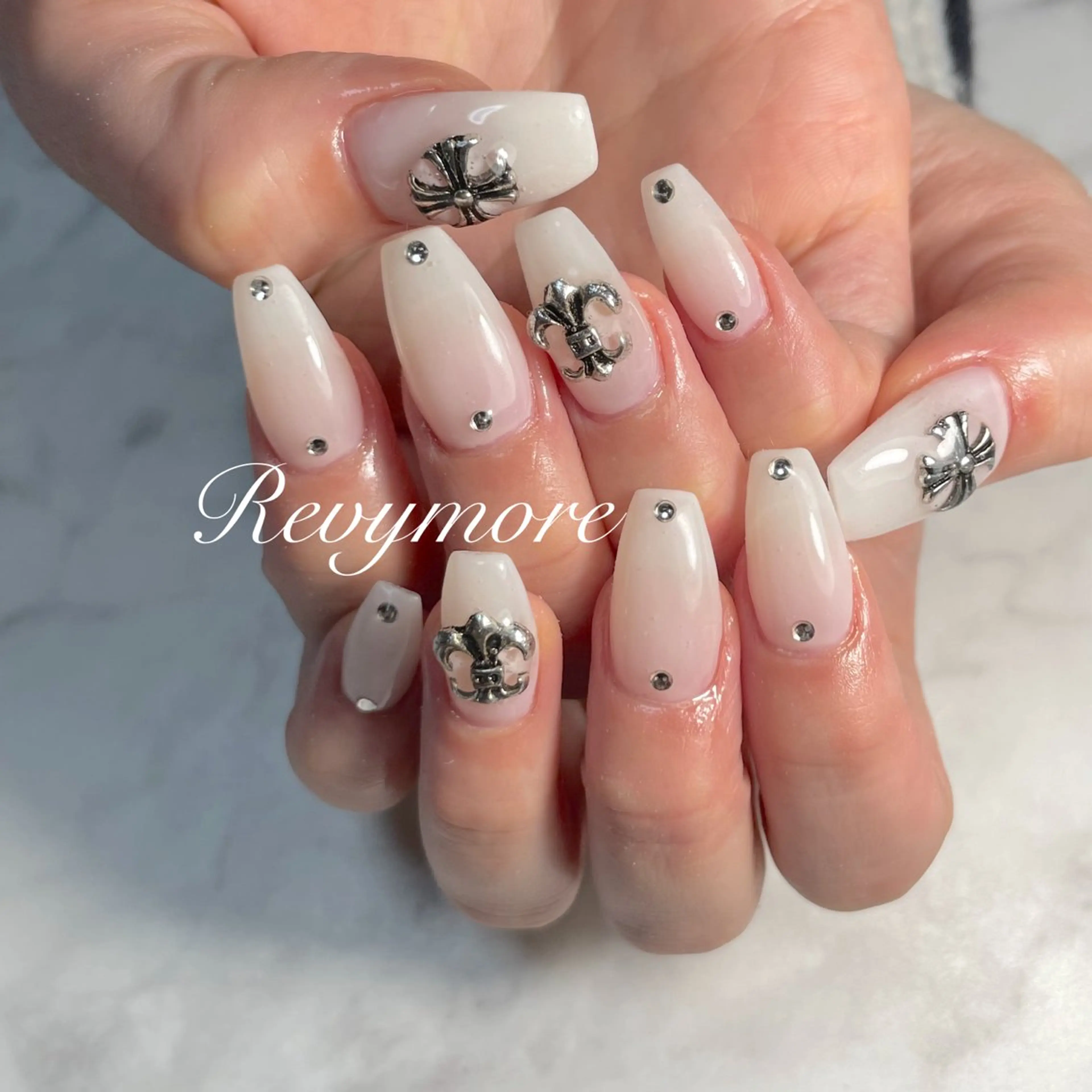ネイル ジェルネイル ニュアンスネイル オフィスネイル シンプルネイル ホワイト ハンドネイル フットネイル nail salon Revymore所属・nail salon Revymoreのネイルデザイン