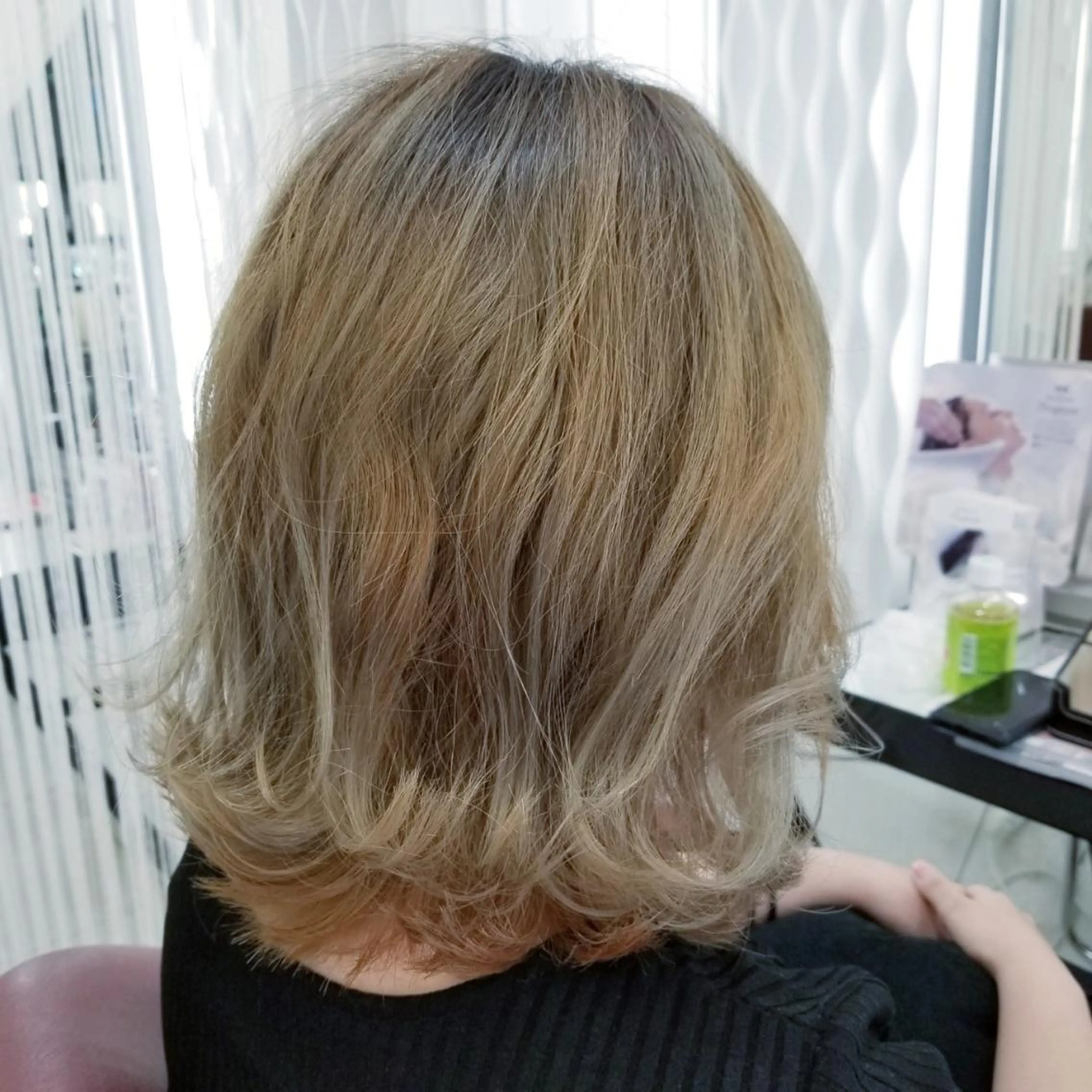 ミディアム カラー 瀬川 茉衣子のヘアスタイル