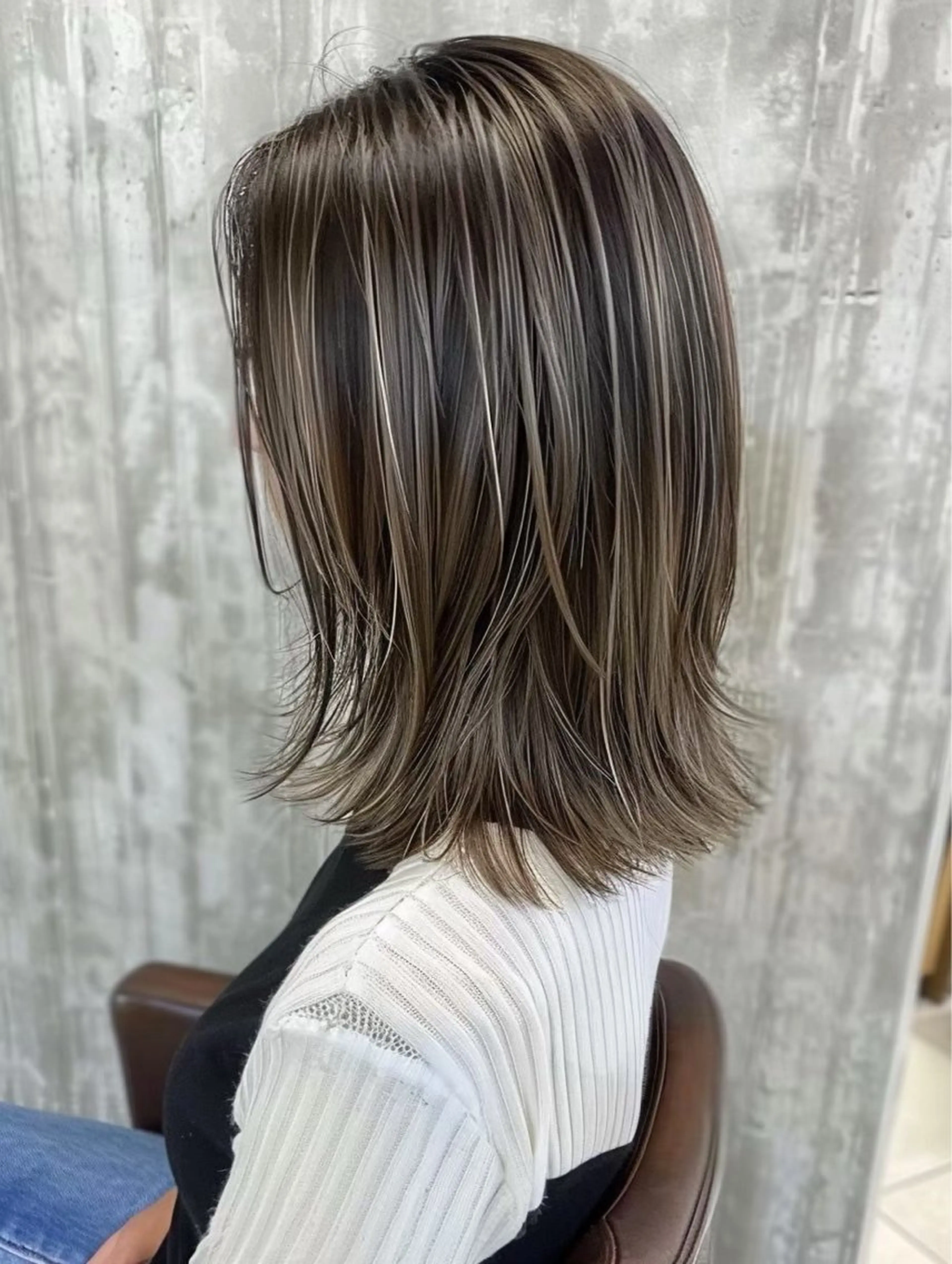 セミロング ハイライト カット ヘアカラー 保子 祐里香のヘアスタイル