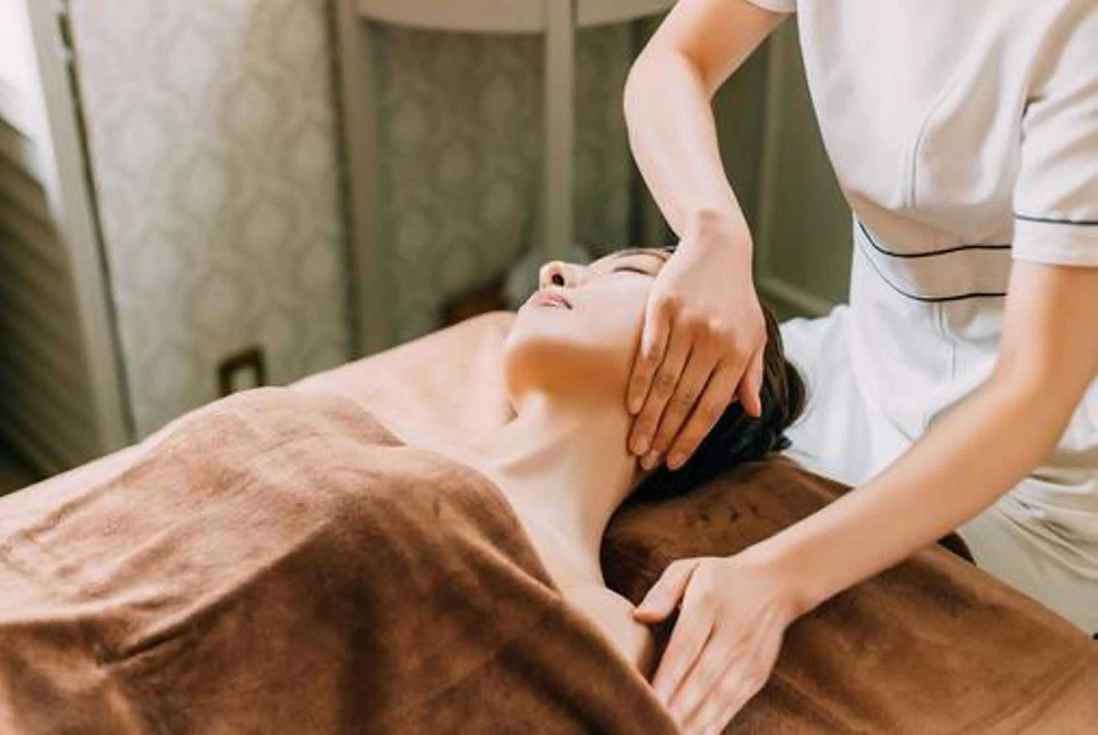 💖小顔になる為の定期メンテ💖✨デコルテスッキリ小顔コース✨首肩スッキリ70分✨初回特別価格¥3,850の写真