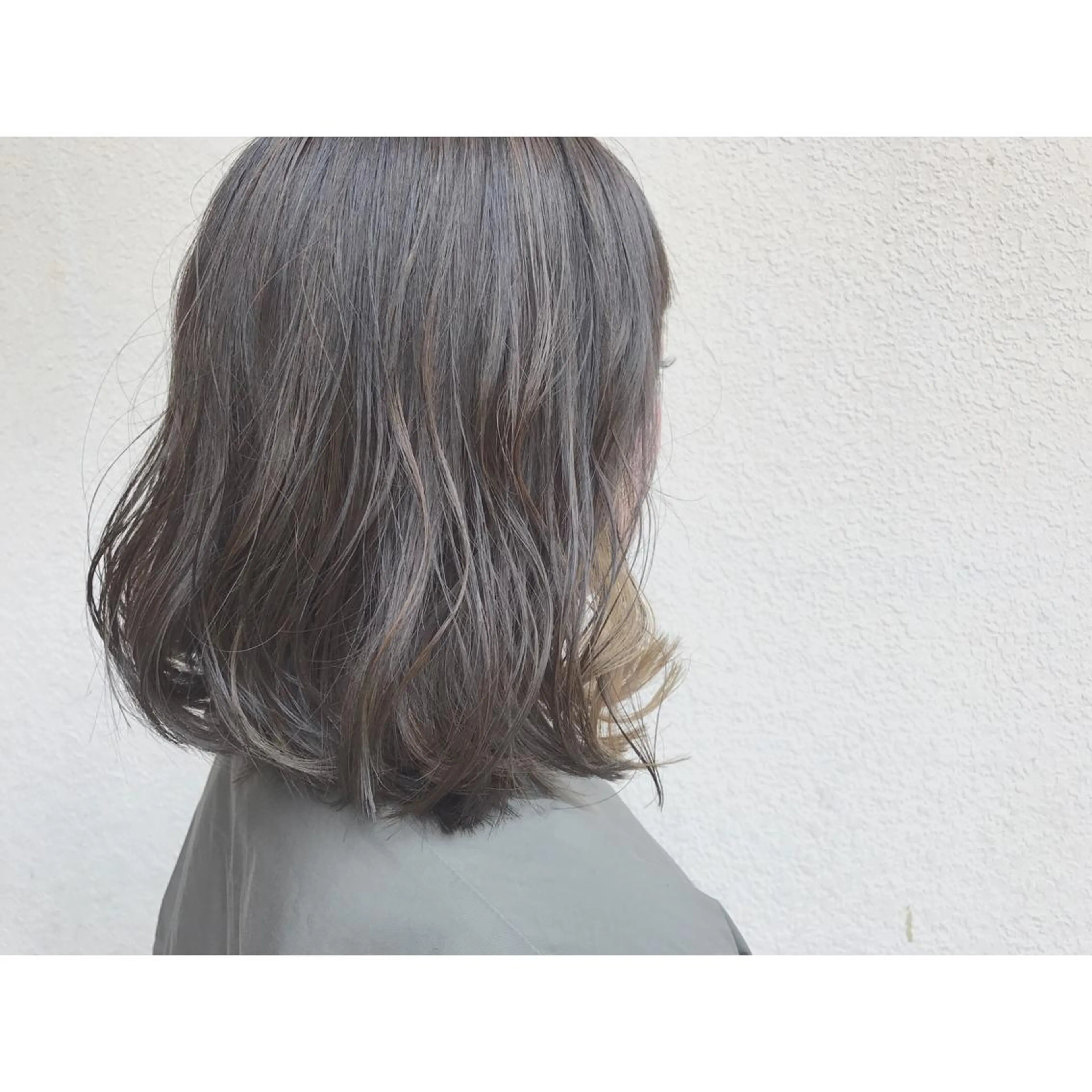 ミディアム カラー 切りっぱなしボブ グレージュ ハイライトカラー インナーカラー ボブ なかにし まゆみのヘアスタイル