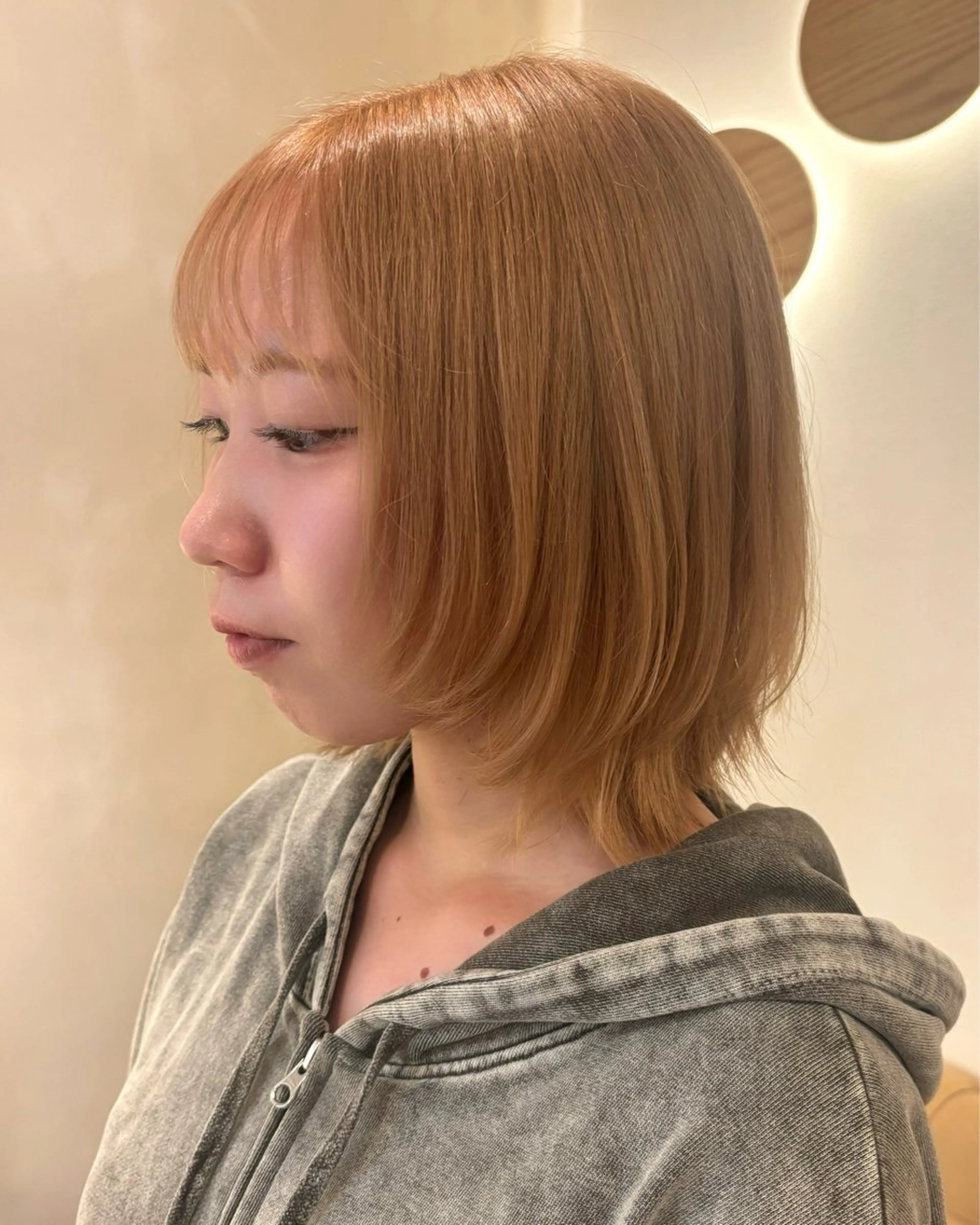 ミディアム カラー ベージュカラー 透明感カラー ミルクティーベージュ カット ヘアカラー シンバヒナノ/パーマ レイヤーカット/ボブのヘアスタイル
