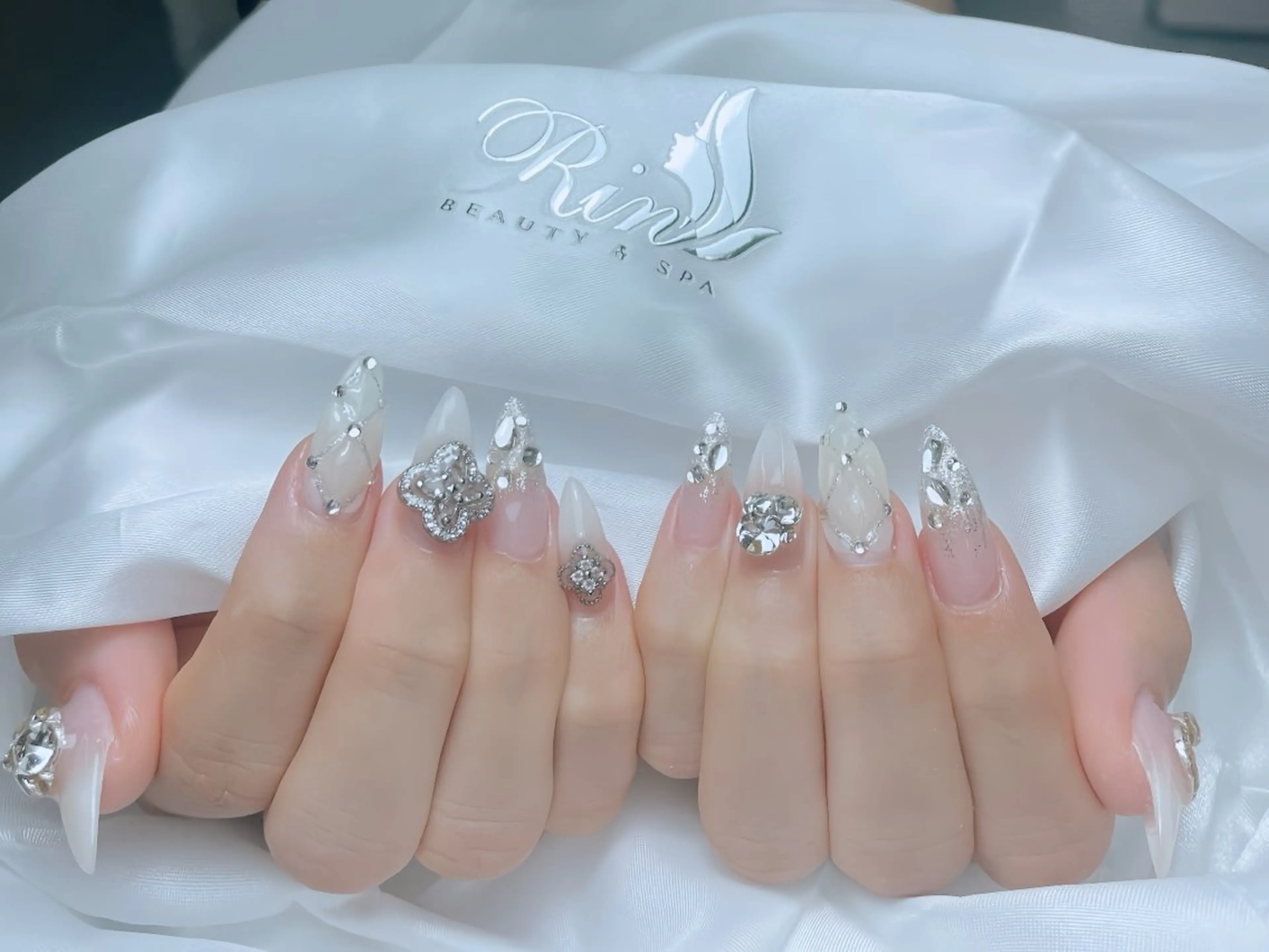 ネイル チークネイル フレンチネイル ガラスフレンチ グラデーション キラキラネイル ハンドネイル Rin Nail 新大久保店のネイルデザイン