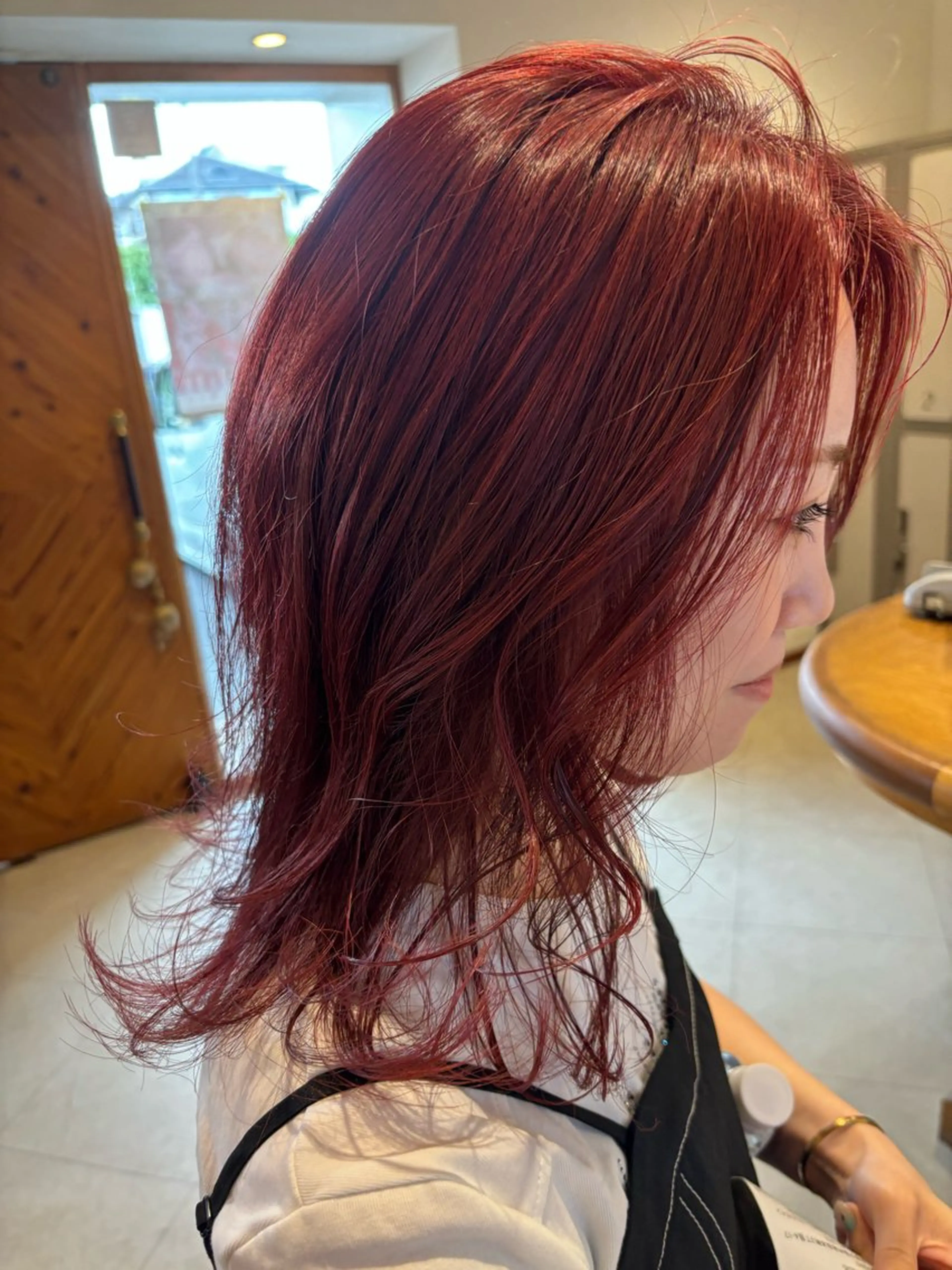 ミディアム カラー レッドカラー バイオレットカラー レイヤーカット カット ヘアカラー トリートメント Jill franc ＿ ayanoのヘアスタイル