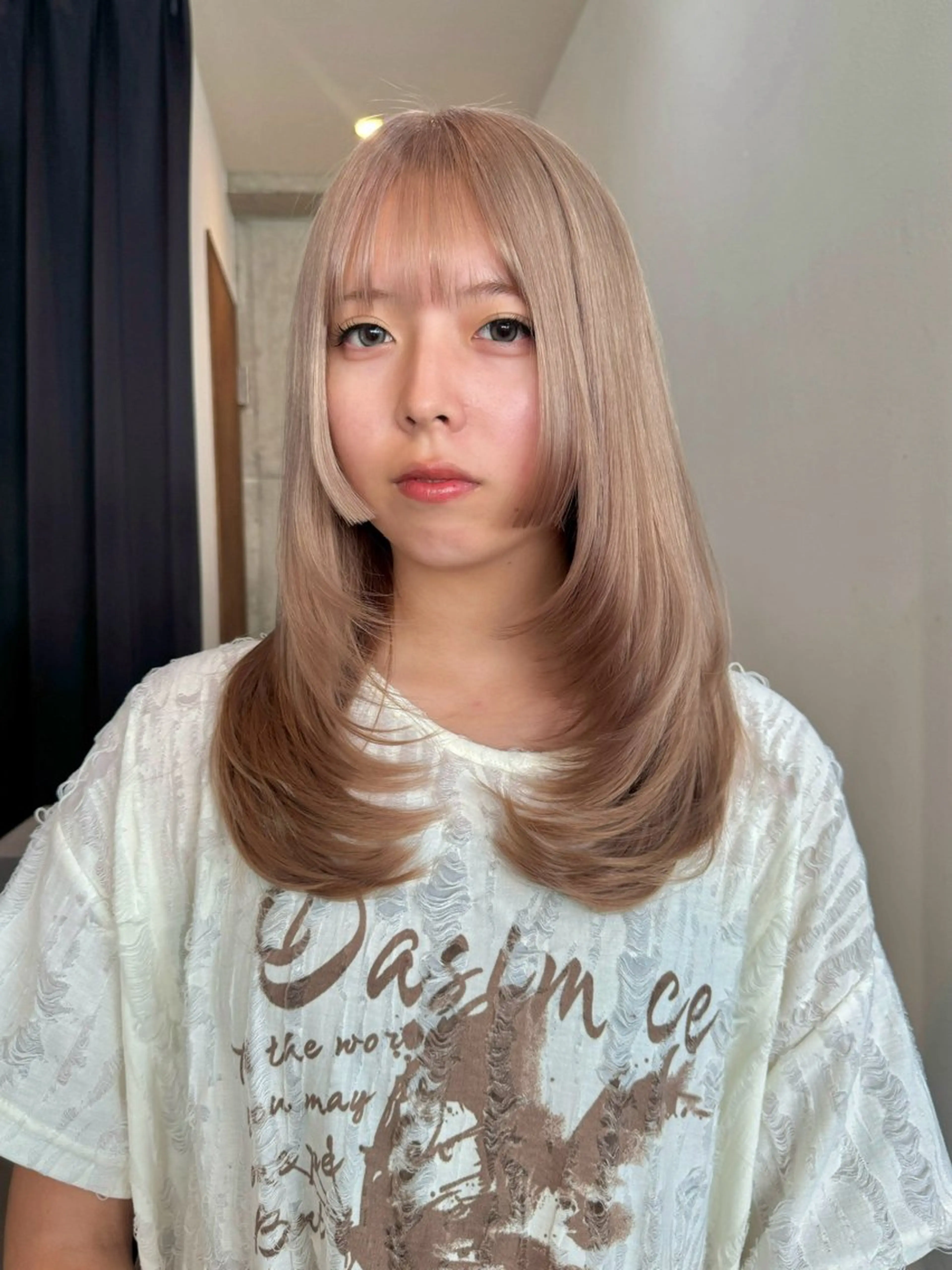 セミロング カラー ベージュカラー ハイトーンカラー ミルクティーベージュ 姫カット レイヤーカット ヘアカラー トリートメント 切りっぱなしボブ/ ブリーチカラー/大塚のヘアスタイル