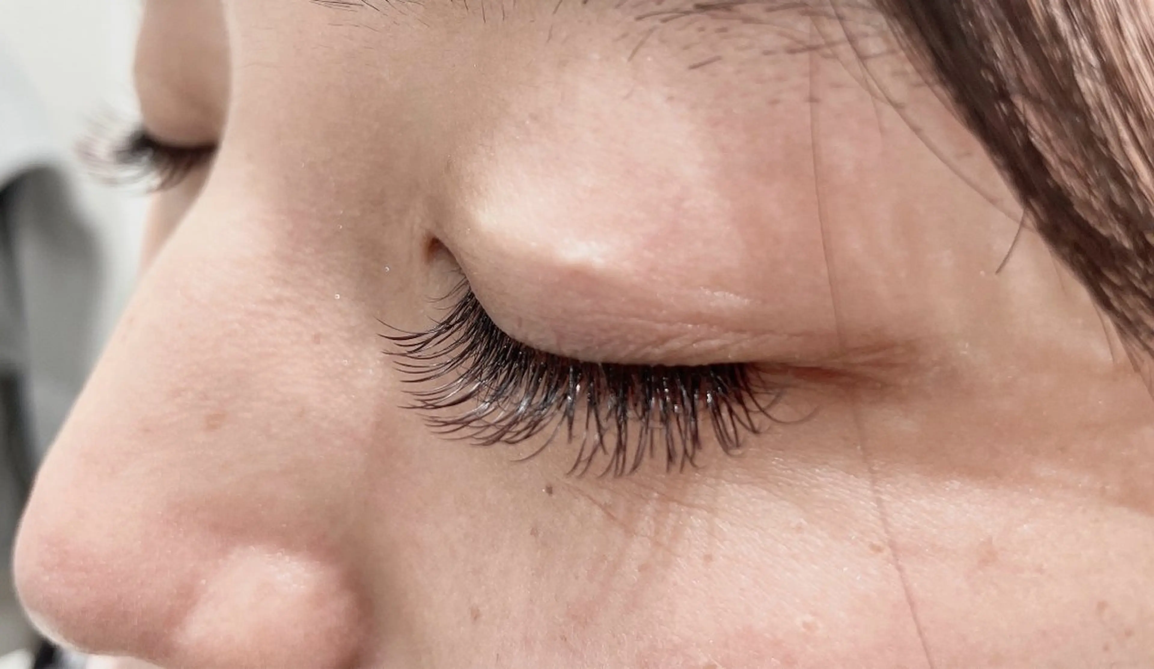 マツエク・マツパ カラーマツエク フラットラッシュ Amour 佐智子の眉毛・アイブロウイメージ