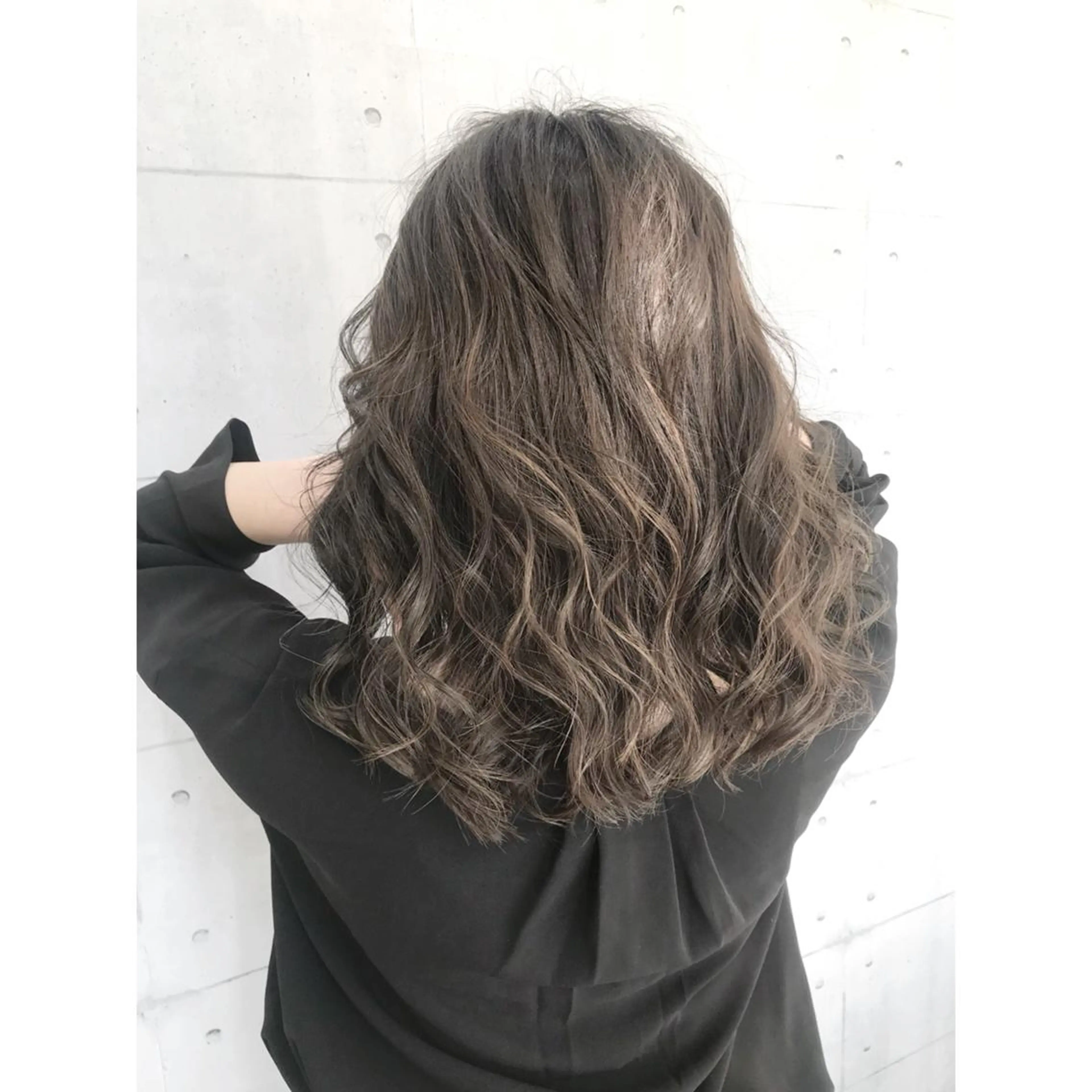 ミディアム カラー ブリーチ グレージュ ハイライトカラー イルミナカラー ブリーチなしカラー 高木 麻知子のヘアスタイル