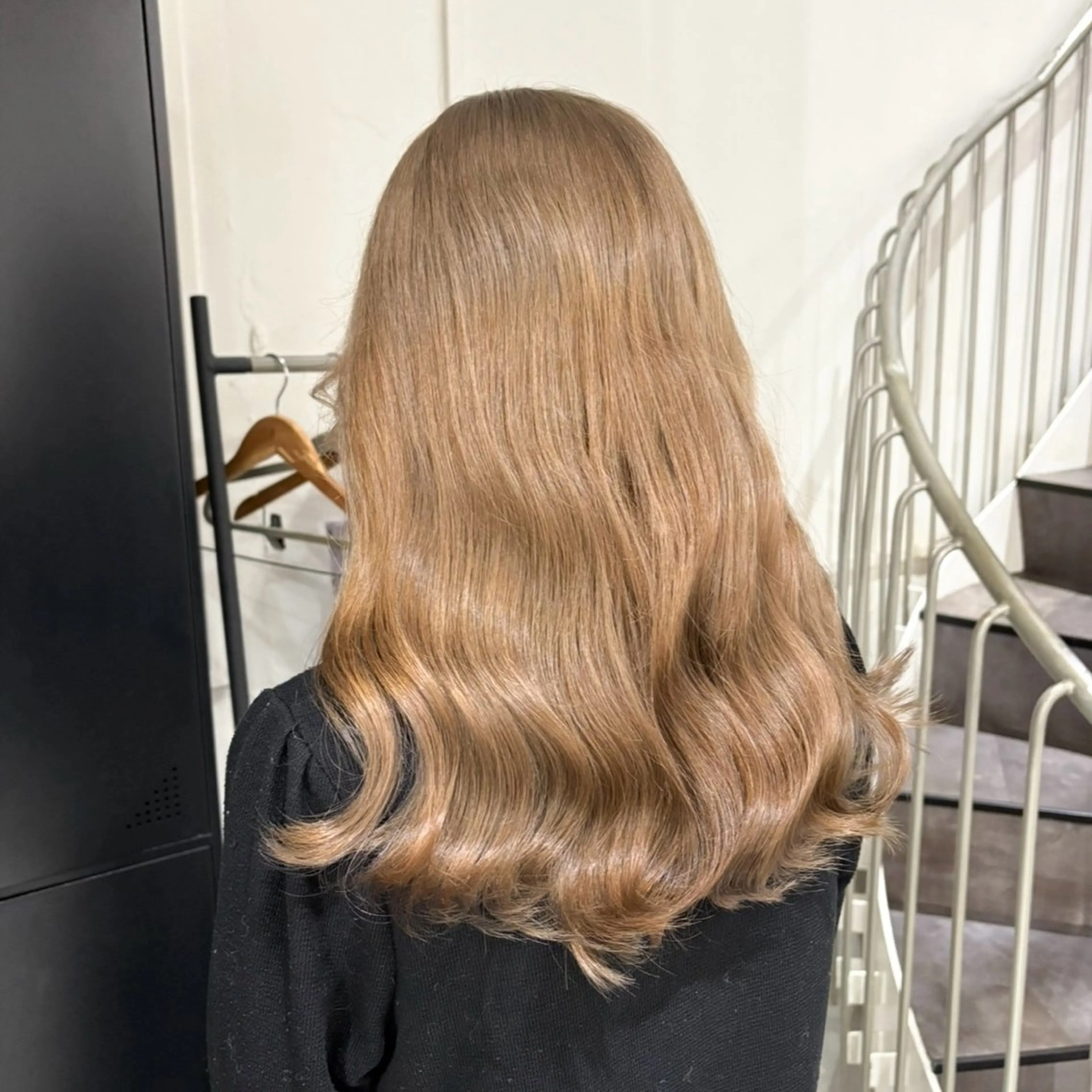 ロング カラー ベージュカラー ダブルカラー イルミナカラー レイヤーカット ロング カット ヘアカラー トリートメント Attrait .のヘアスタイル