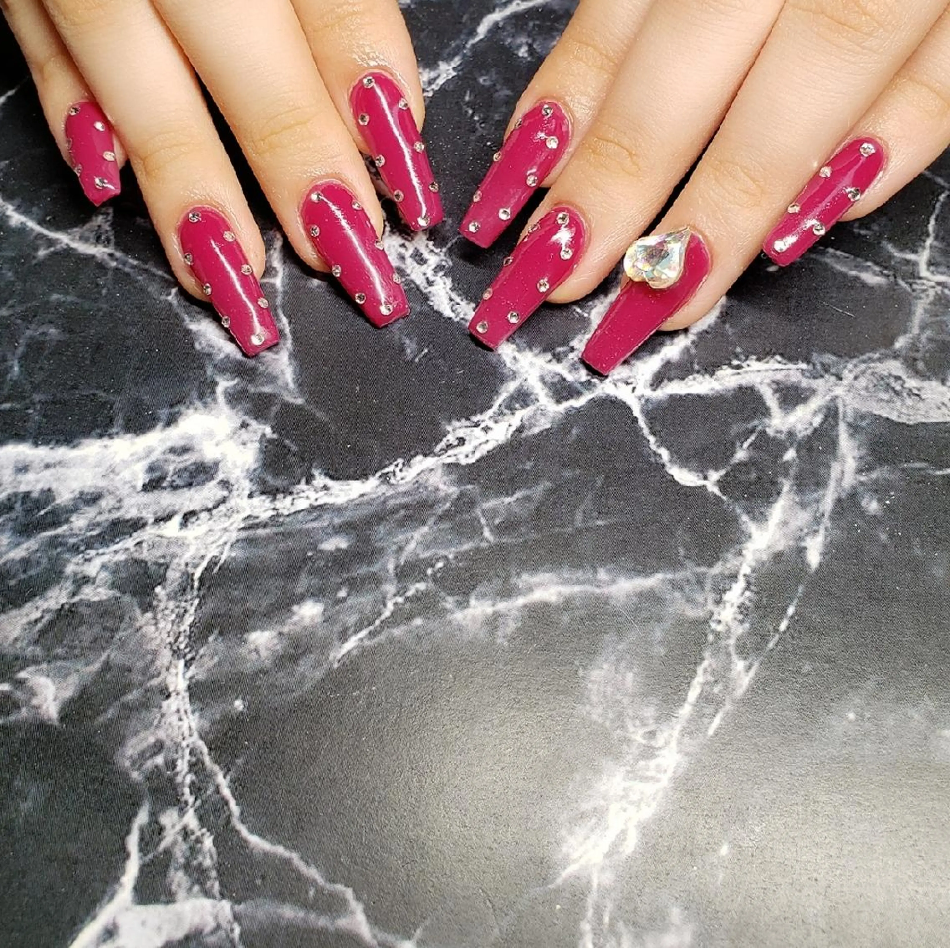 ミディアム ネイル ストーンネイル ハンドネイル クロキ 。のネイルデザイン