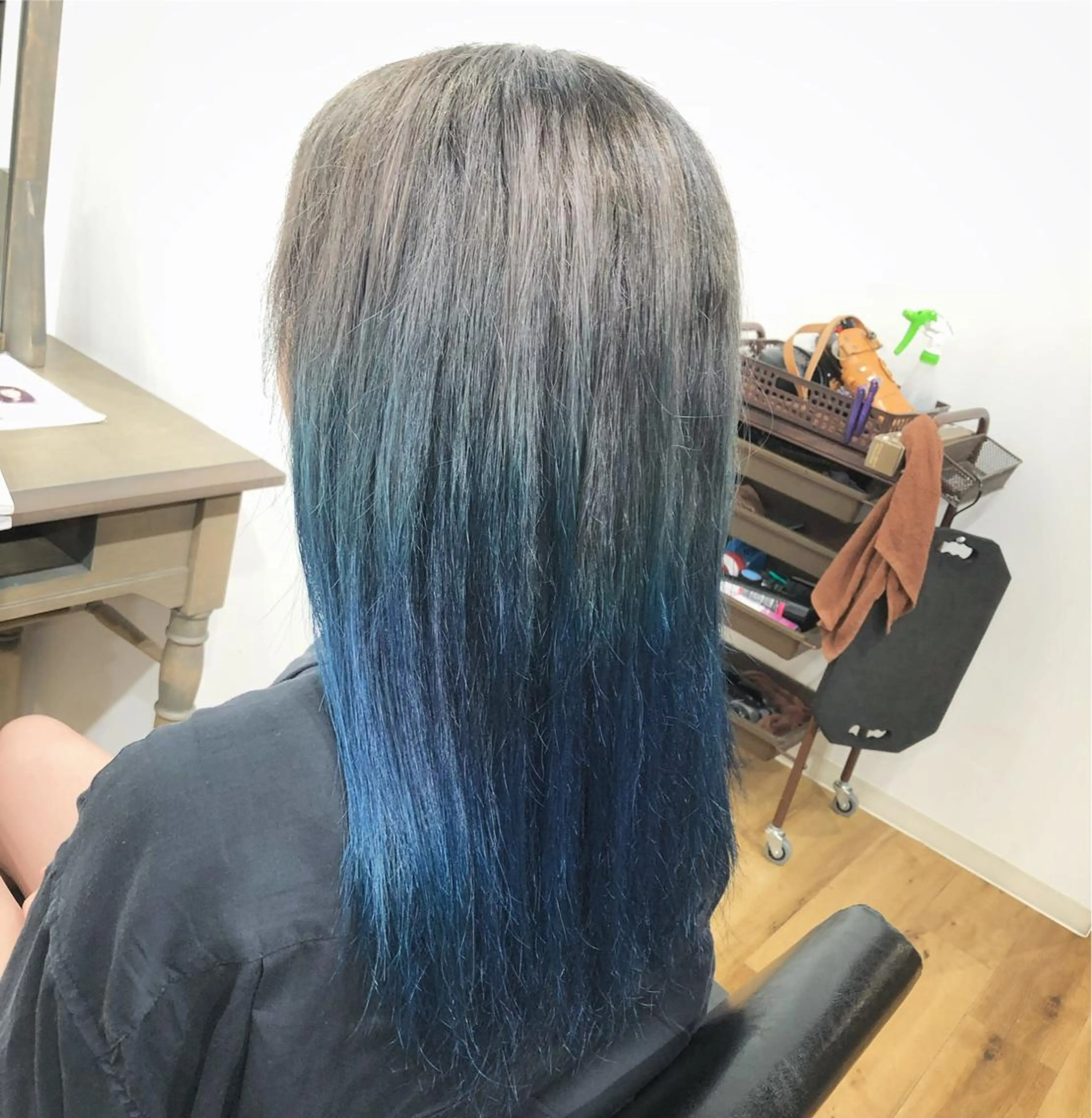 セミロング カラー ブリーチ ブルーカラー グラデーションカラー カット ヘアカラー Le/a谷町 野上幹太のヘアスタイル