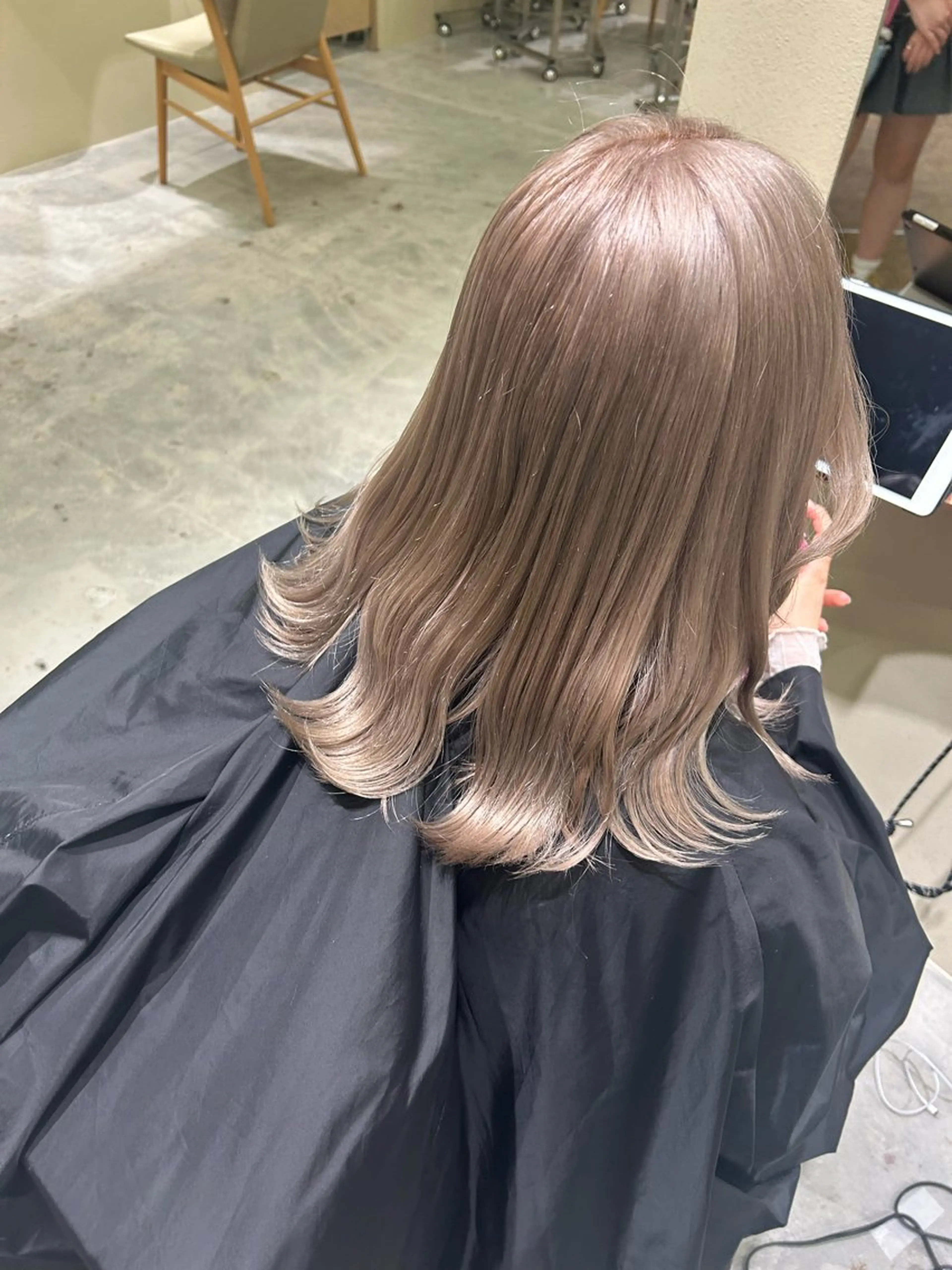 ミディアム カラー ベージュカラー 寺澤 花梨のヘアスタイル