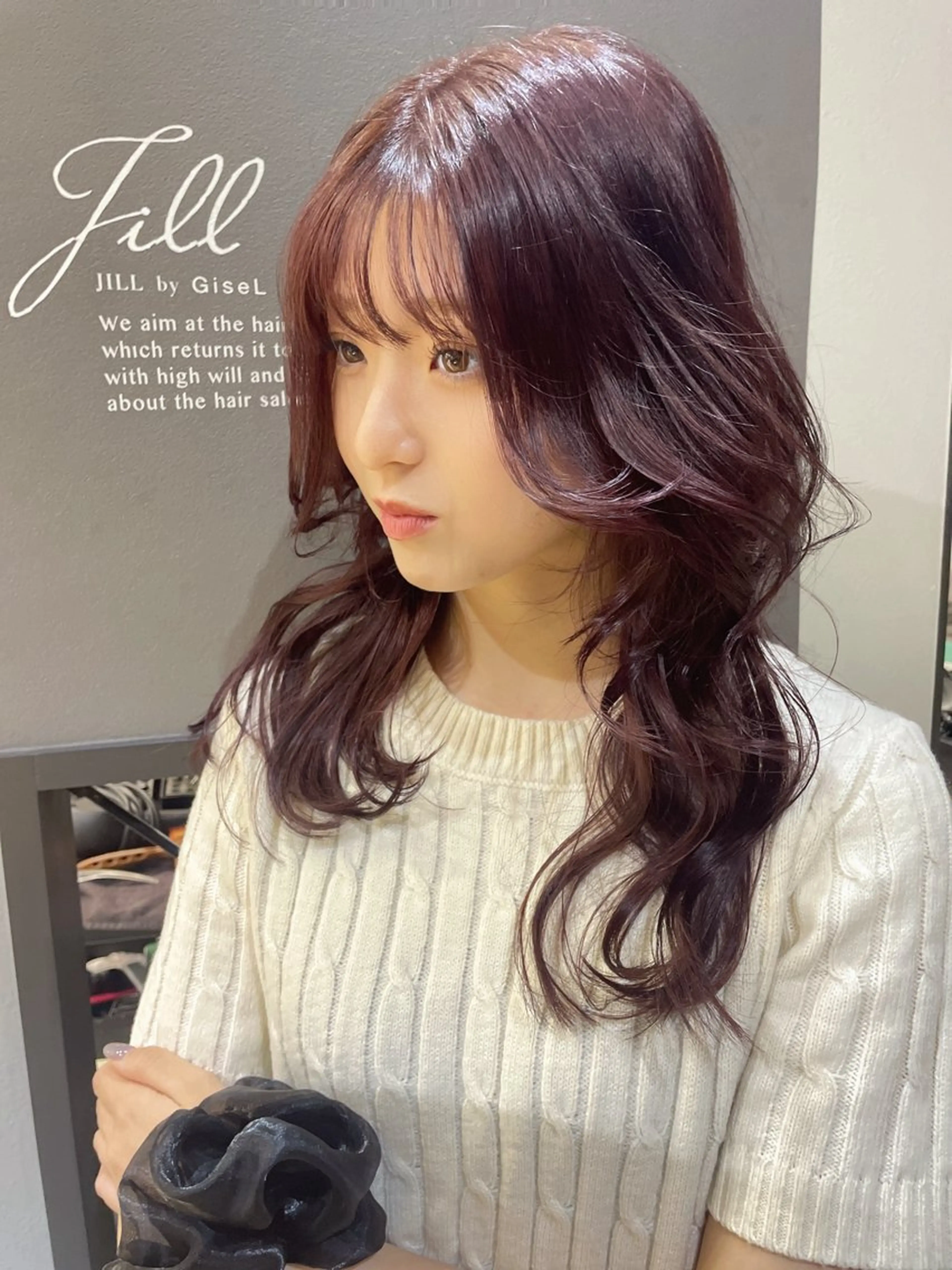 セミロング カラー カシス レッドカラー レイヤーカット AIRI layer cut hairのヘアスタイル