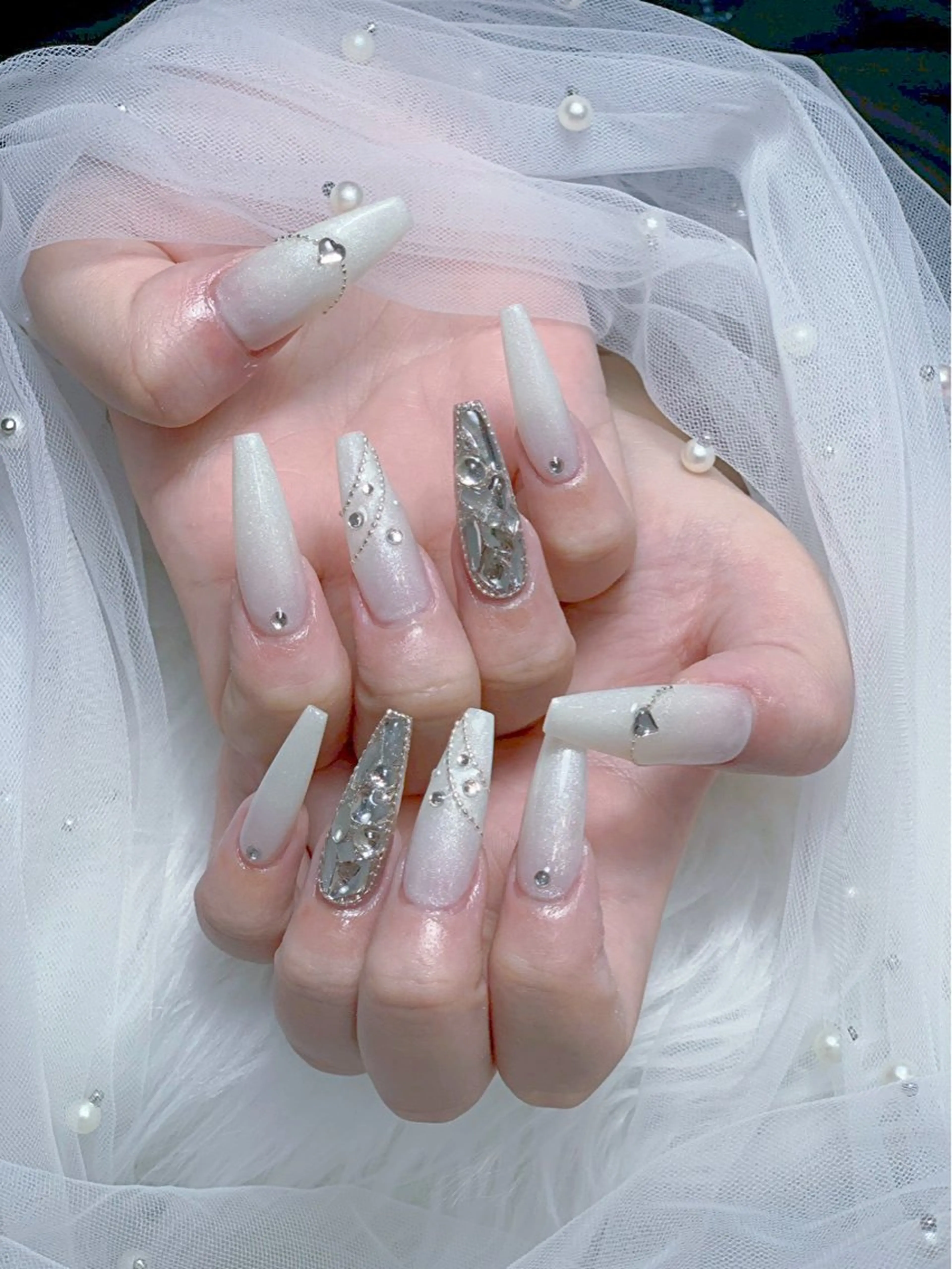 ネイル アートネイル オーロラネイル チークネイル 長さ出し フットネイル ハンドネイル ハンドケア Mio_ Noiranailのネイルデザイン