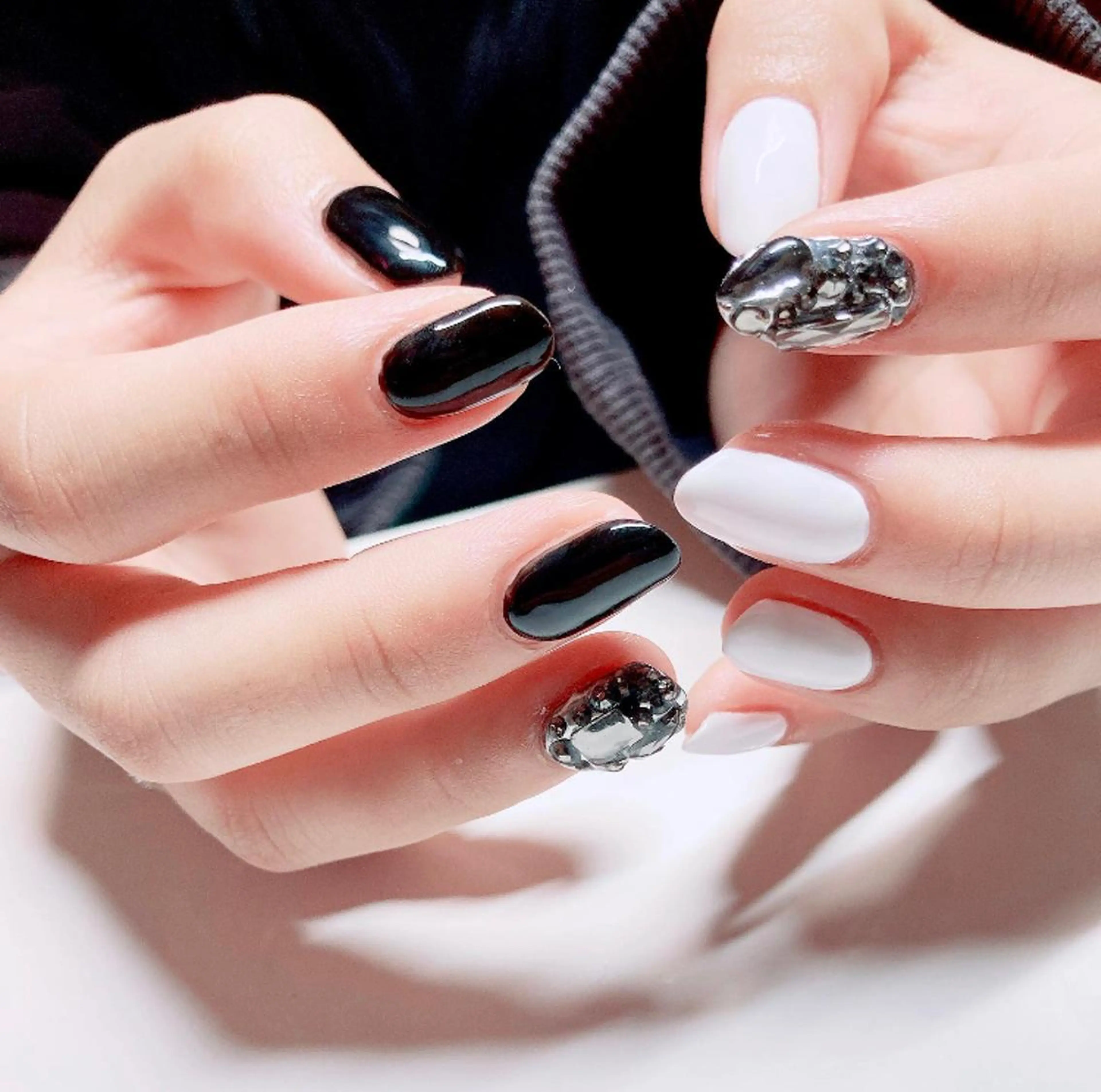 ネイル キラキラネイル ホワイト ハンドネイル ハンドケア YunAsu ひぃちゃんのエステ・リラクイメージ