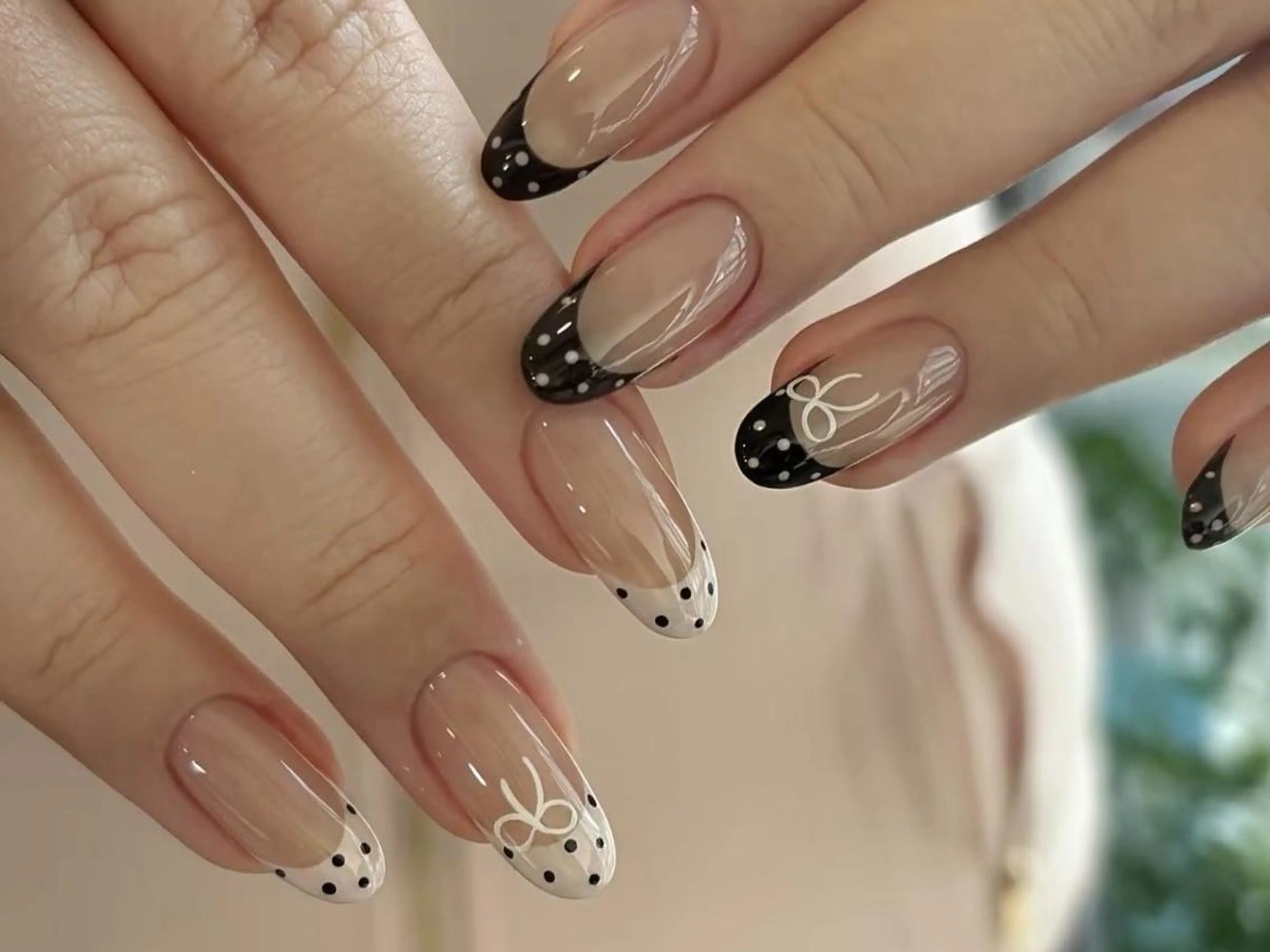 ネイル カジュアル ドット フレンチネイル ジェルネイル ホログラムネイル ハンドネイル ハンドケア Feliz nailのネイルデザイン