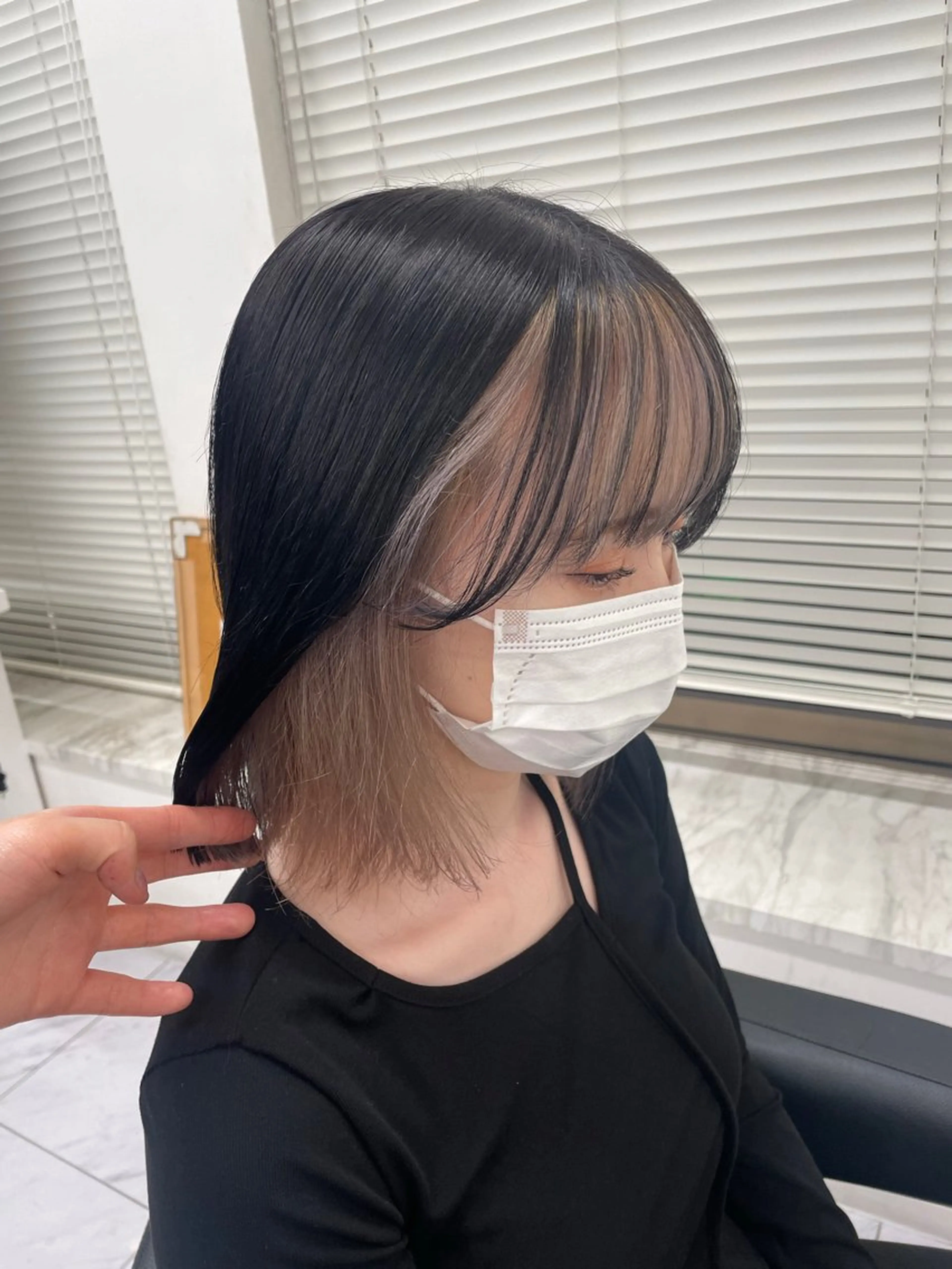 セミロング カラー ベージュカラー デザインカラー インナーカラー ホワイトベージュ 表参道ハッシュカット レイヤー/リノンのヘアスタイル