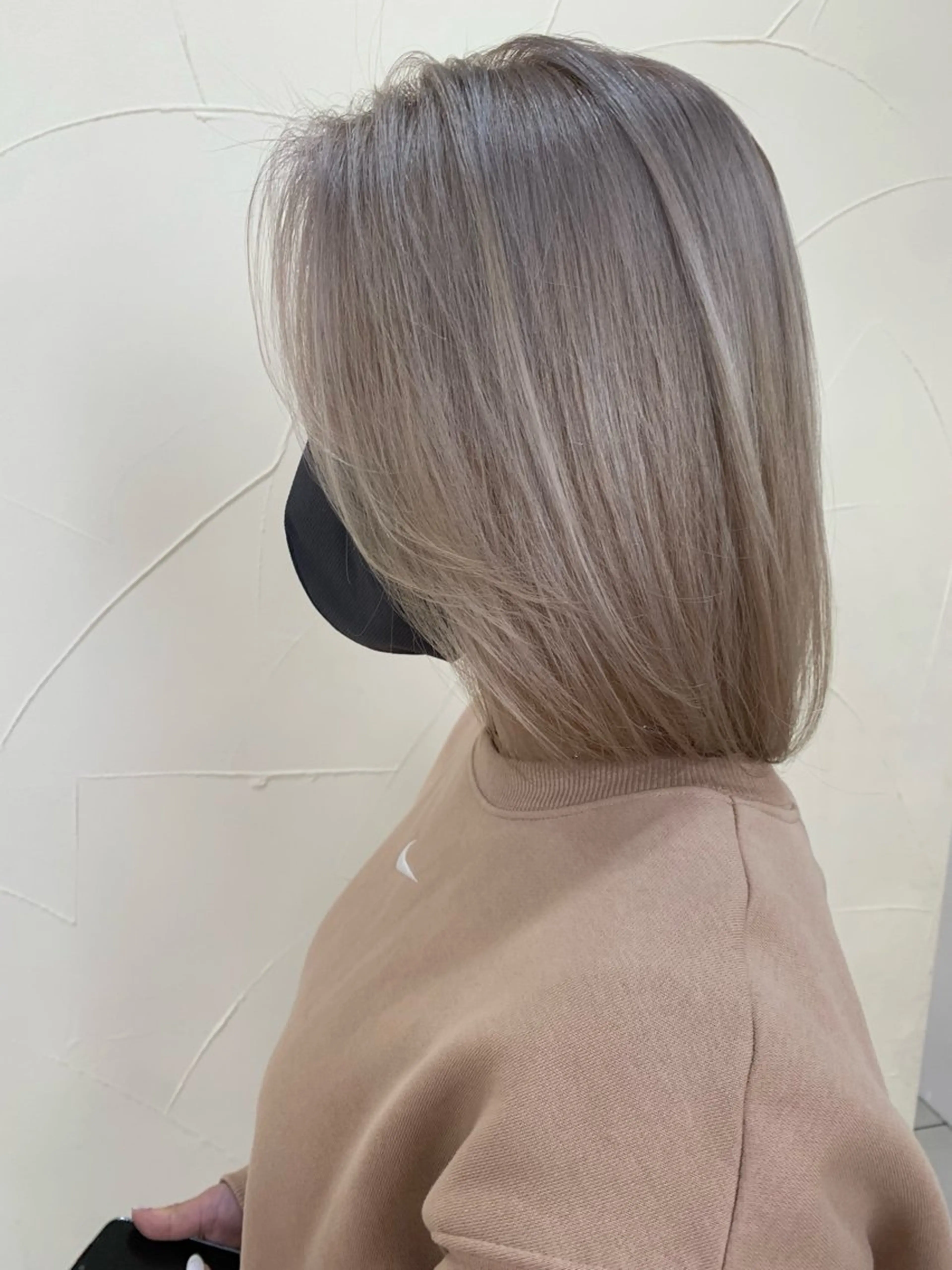 ミディアム カラー ハイトーンカラー ボブ かきあげバング 伴藤 寿男のヘアスタイル