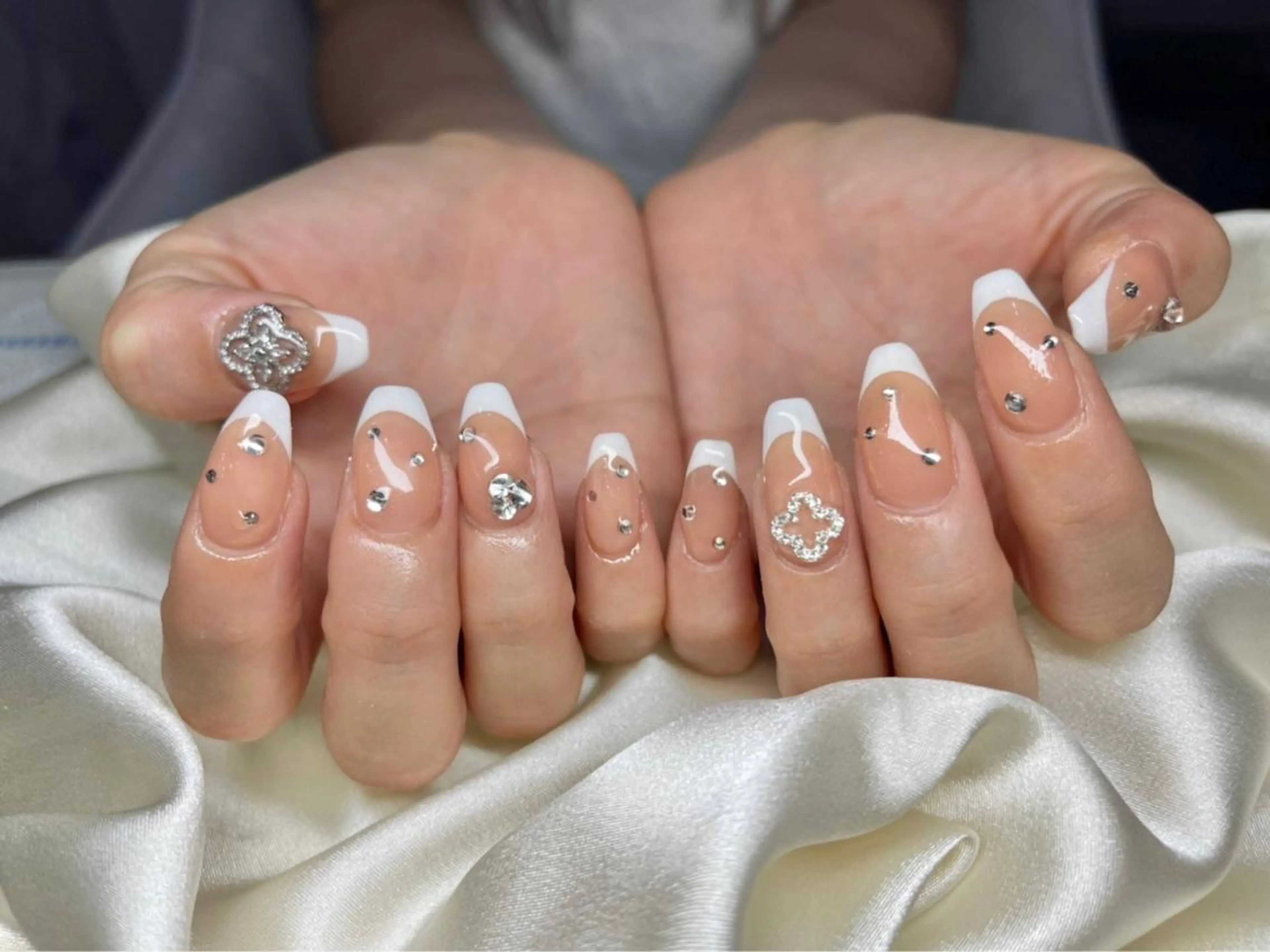 ネイル マツエク・マツパ アイブロウ 韓国風マツエク パリジェンヌラッシュリフト まつげパーマ ワンホンマツエク 長さ出し ハンドネイル Nail&eye Belire 新宿のネイルデザイン