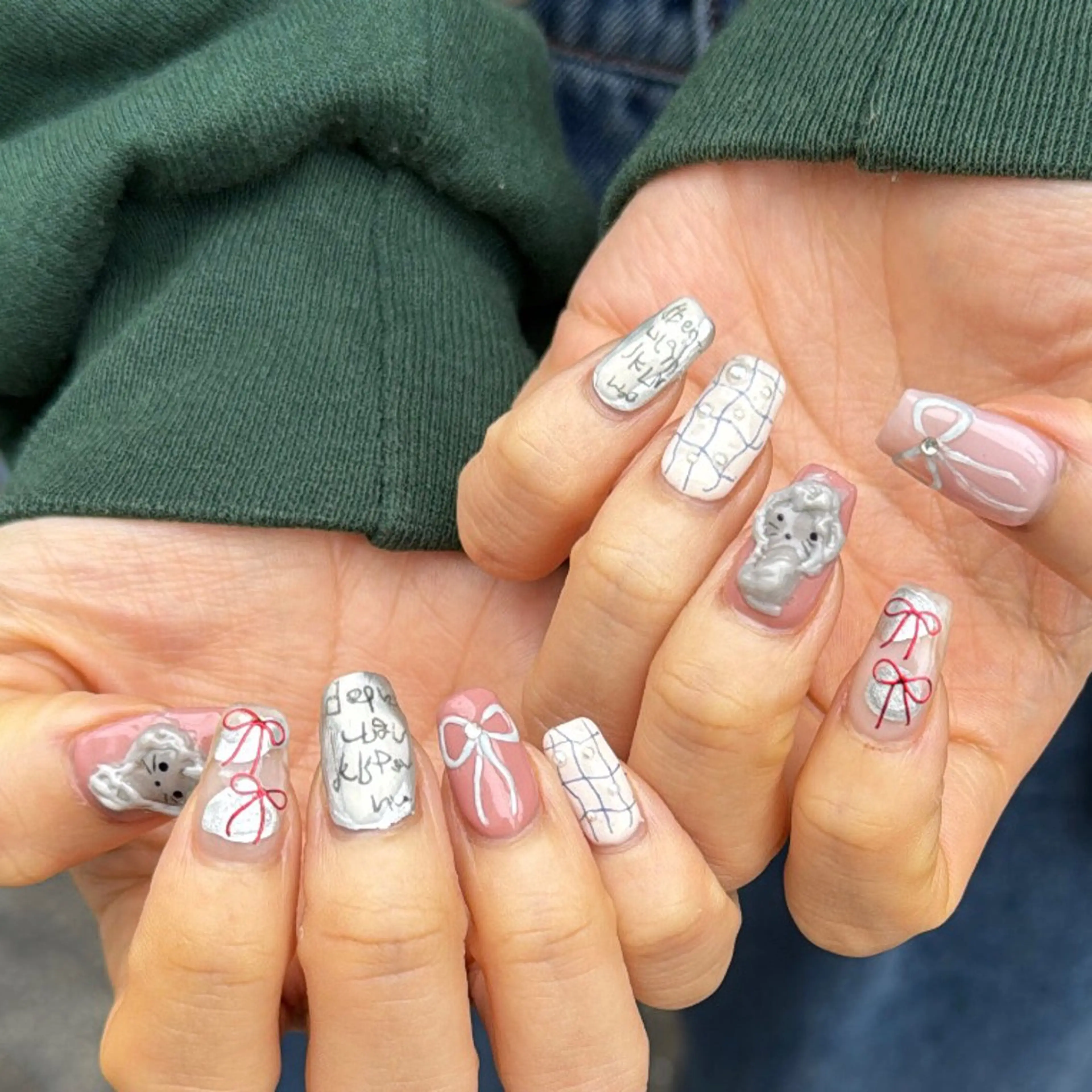 ネイル アートネイル べっ甲ネイル ジェルネイル グリーン キラキラネイル nailstudio eviz新宿店のネイルデザイン