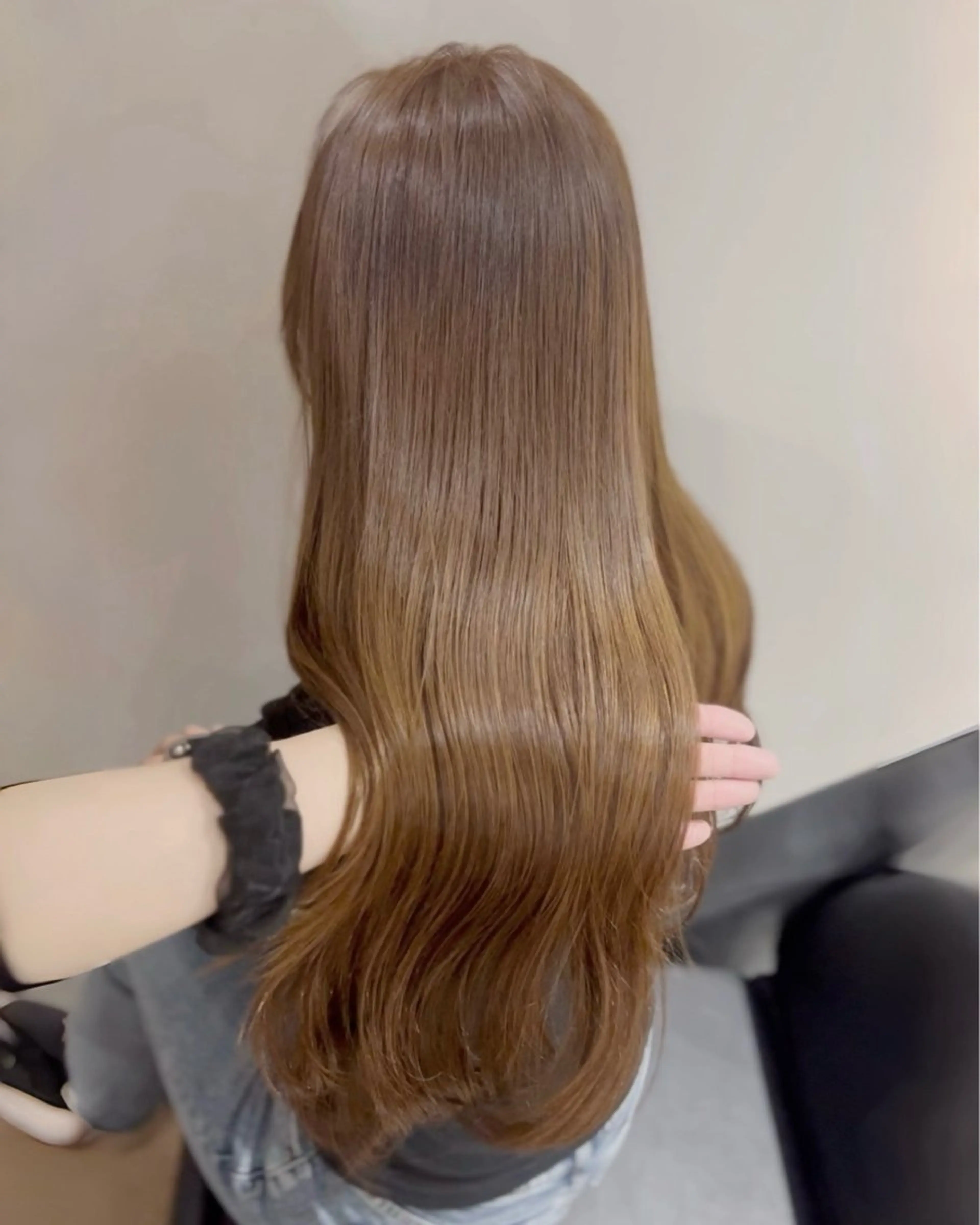 ミディアム カラー パーマ アッシュ アッシュグレー アッシュグレージュ ベージュカラー ブリーチ カット ヘアカラー トリートメント ブリーチなし/ ベージュ/akiraのヘアスタイル