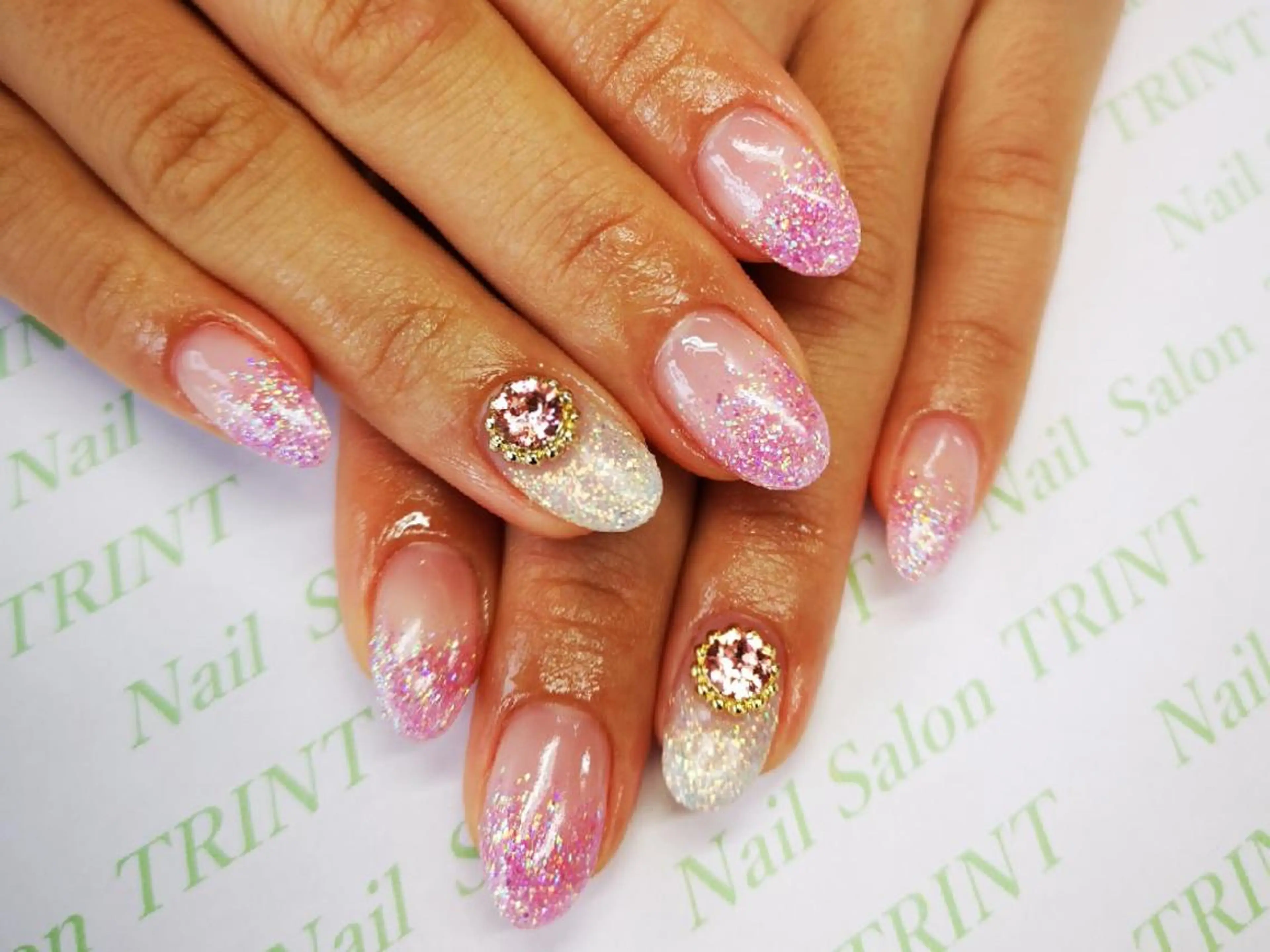 【御新規様、リピ様】オフなし💅ラメグラ(甘皮処理・スワロフスキー10粒付き)の写真