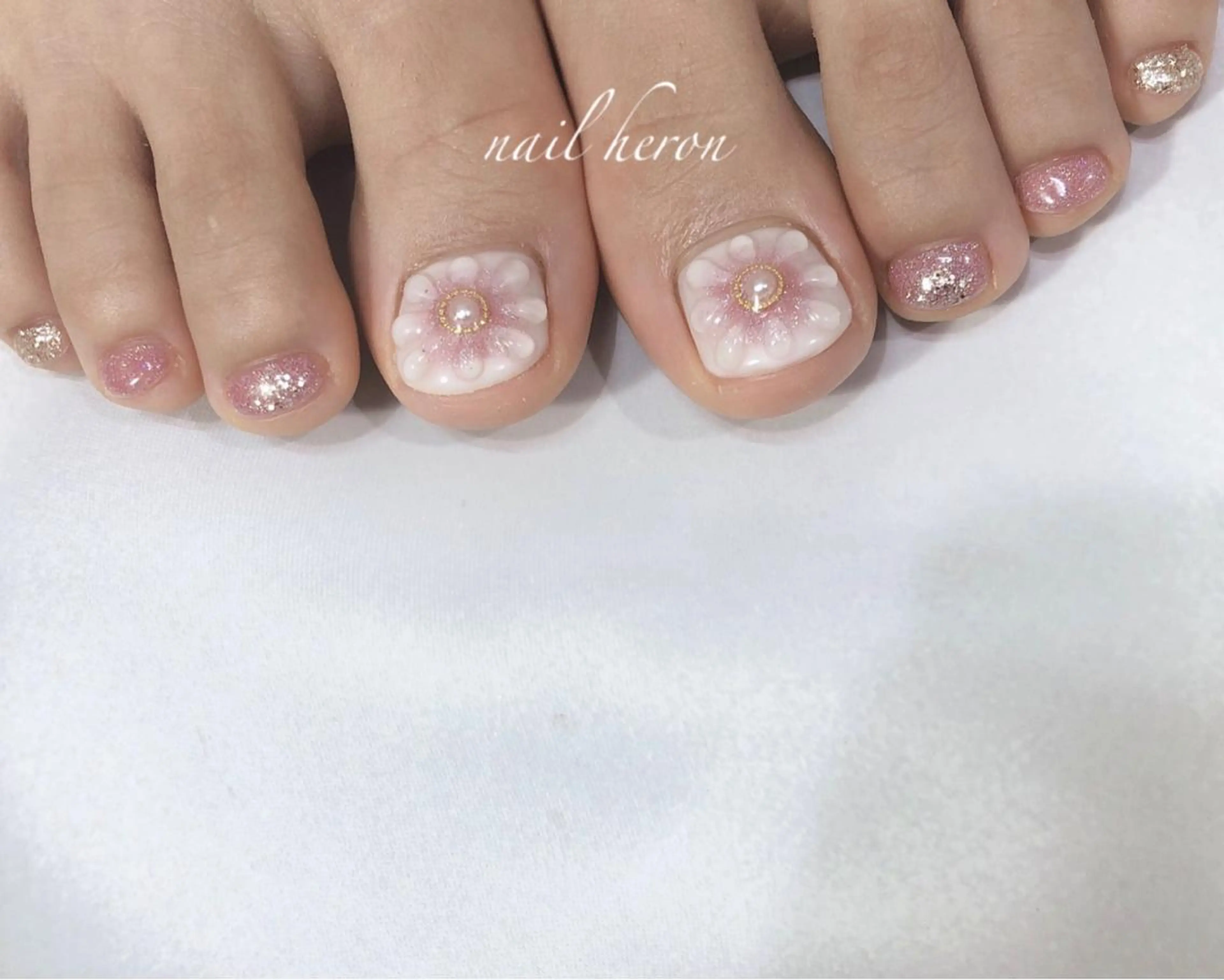 ネイル フラワーネイル ぷっくりネイル フットネイル nail heron所属・saki_ nail heronのネイルデザイン