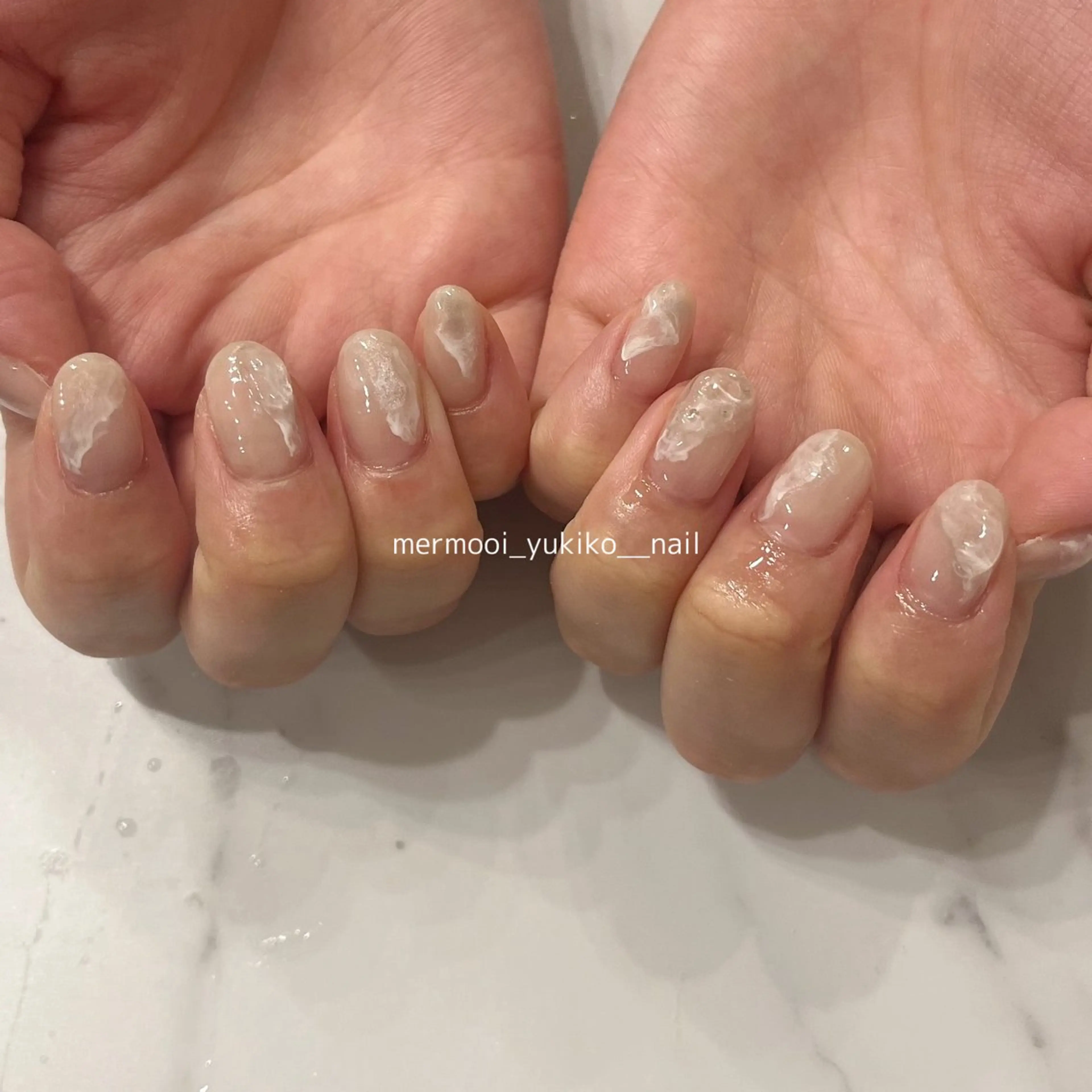 ネイル マグネットネイル ニュアンスネイル ぷっくりネイル シンプルネイル ホワイト ハンドネイル melu所属・melu yukikoのネイルデザイン