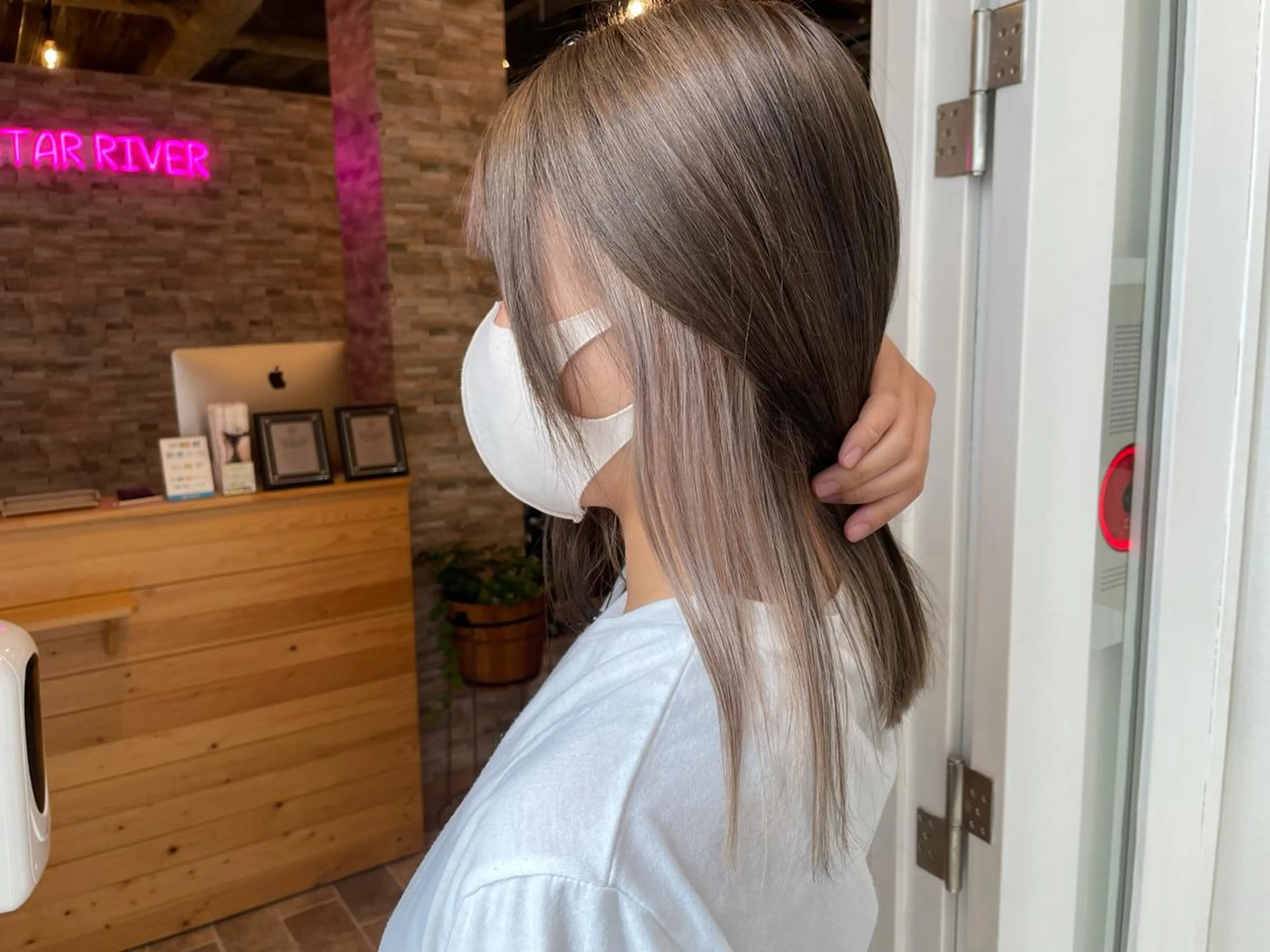 セミロング SALOWIN心斎橋Suite店所属・ブリーチ毛にもできる 縮毛矯正|鷹司郎のヘアスタイル