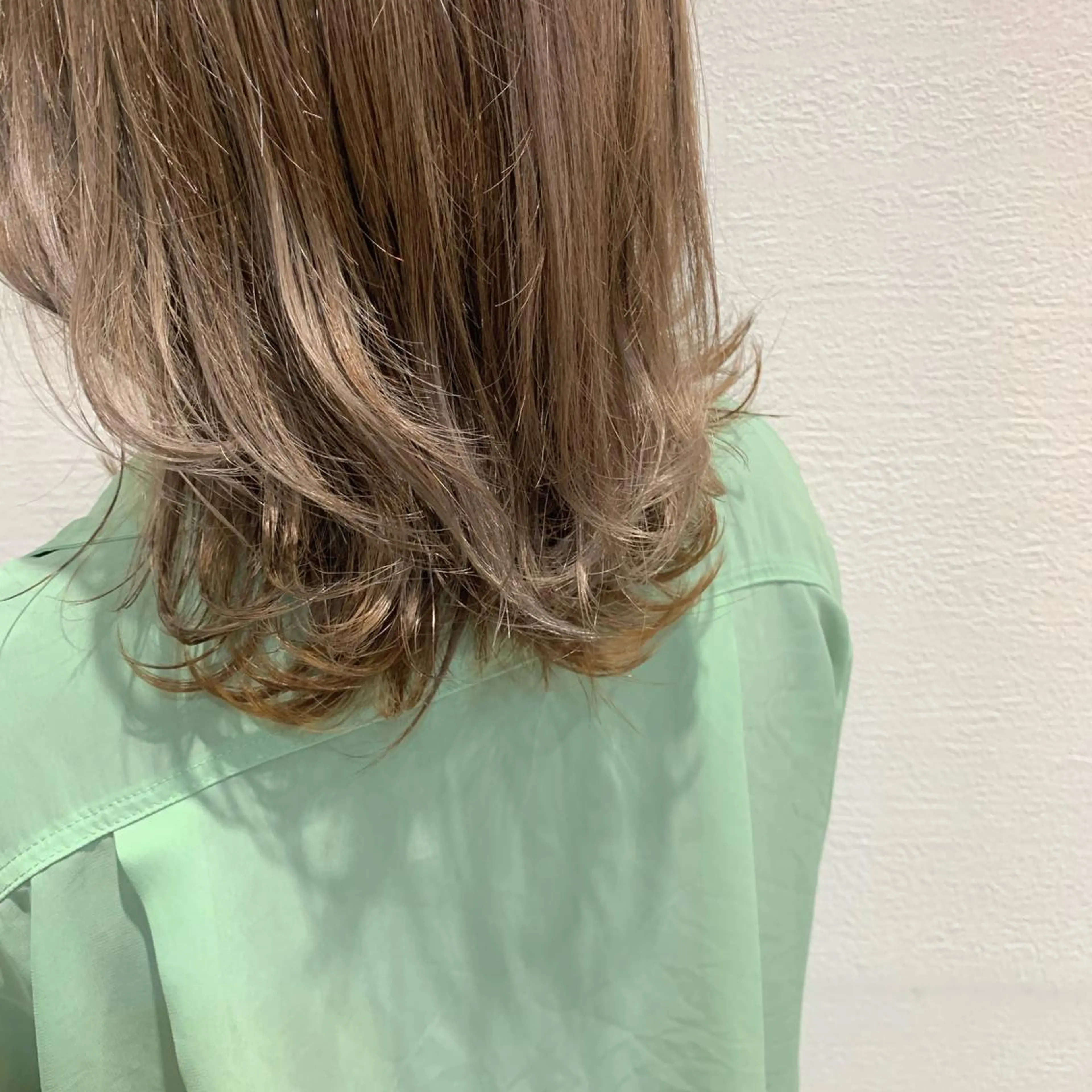 セミロング カラー ヘアアレンジ ベージュカラー 縮毛矯正 トリートメント pu+on. nailworks所属・fuyumi / ニュアンスネイルのネイルデザイン