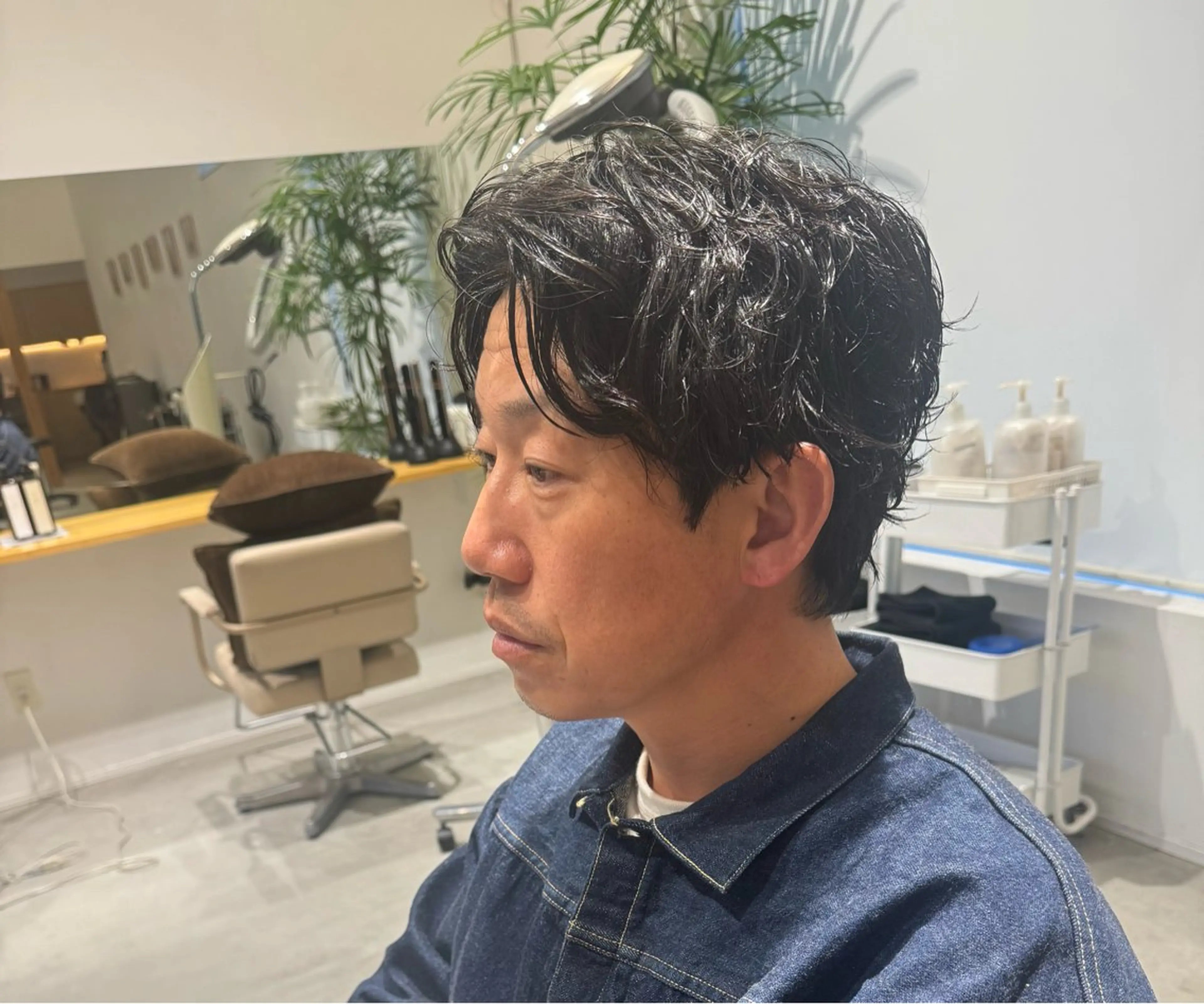 ショート パーマ メンズ センターパート メンズパーマ スパイラルパーマ カット パーマ トリートメント 服部 雄輝のヘアスタイル