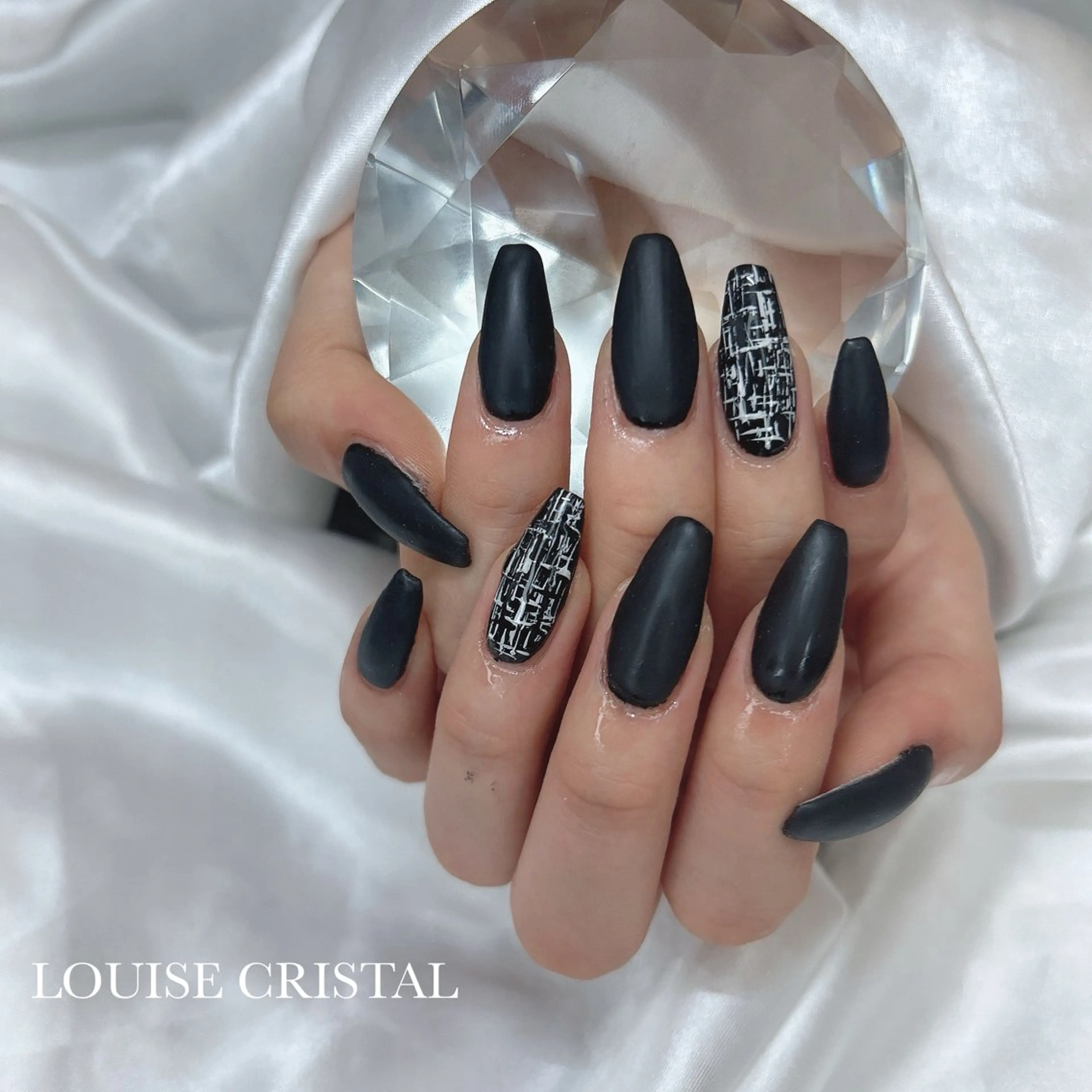 ネイル マットネイル ハンドネイル LOUISE CRYSTALのネイルデザイン