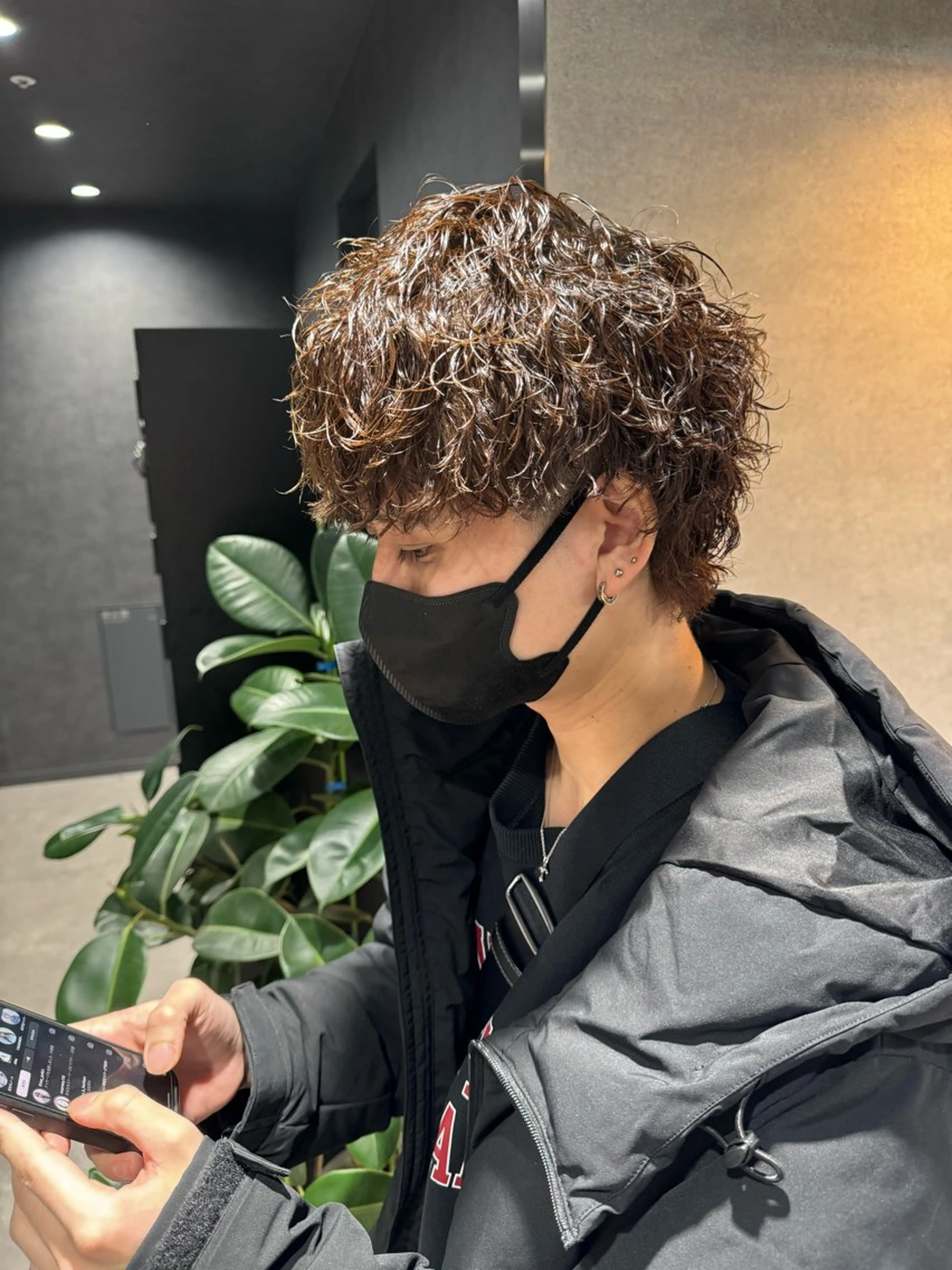 ショート カラー パーマ ヘアアレンジ メンズ メンズブリーチ センターパート メンズハイライト メンズハイトーン マッシュ スパイキー/フェザー /波巻き/かいとのヘアスタイル