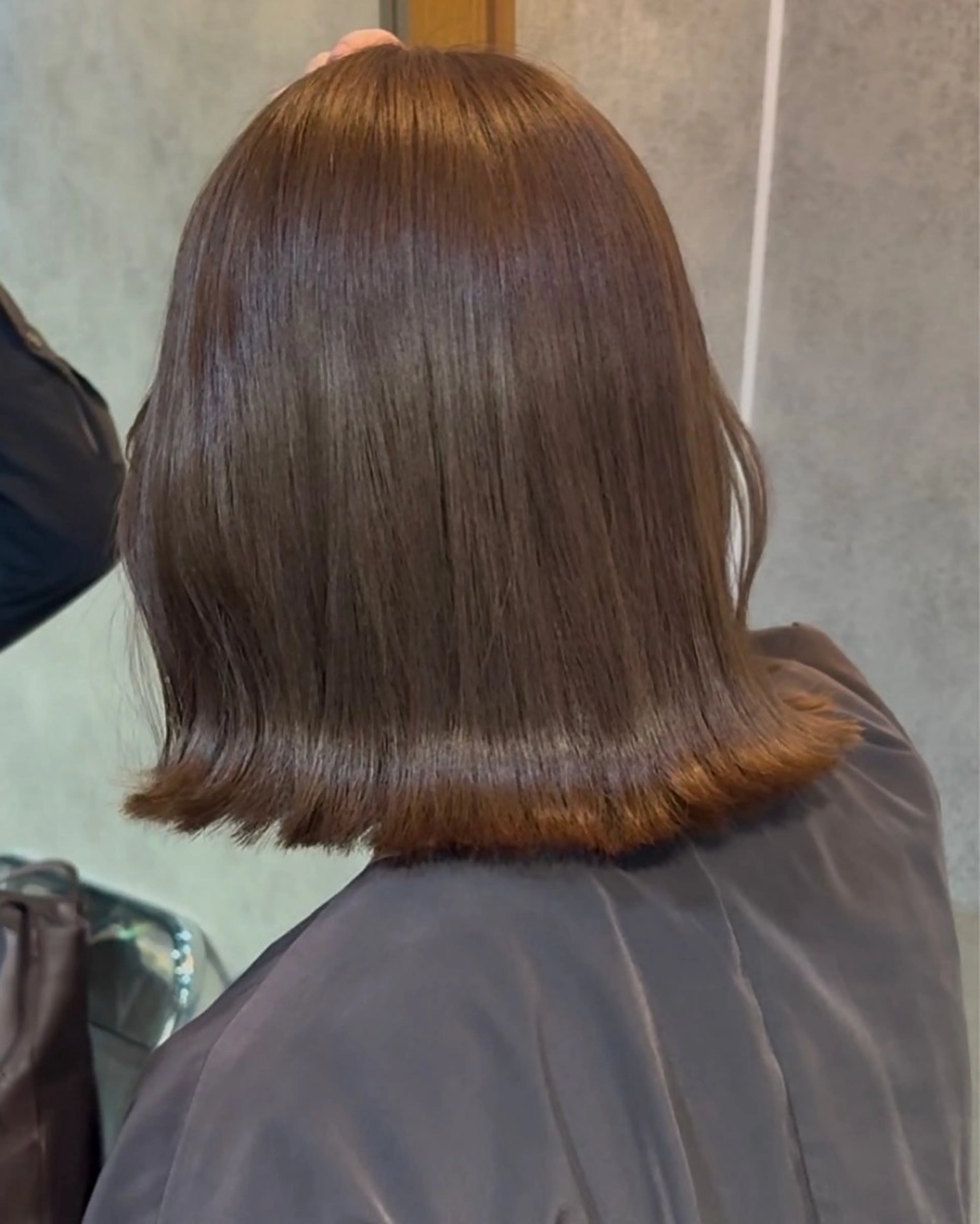 ミディアム 赤みオフの透明感職人 /ケア重視の美髪施術のヘアスタイル