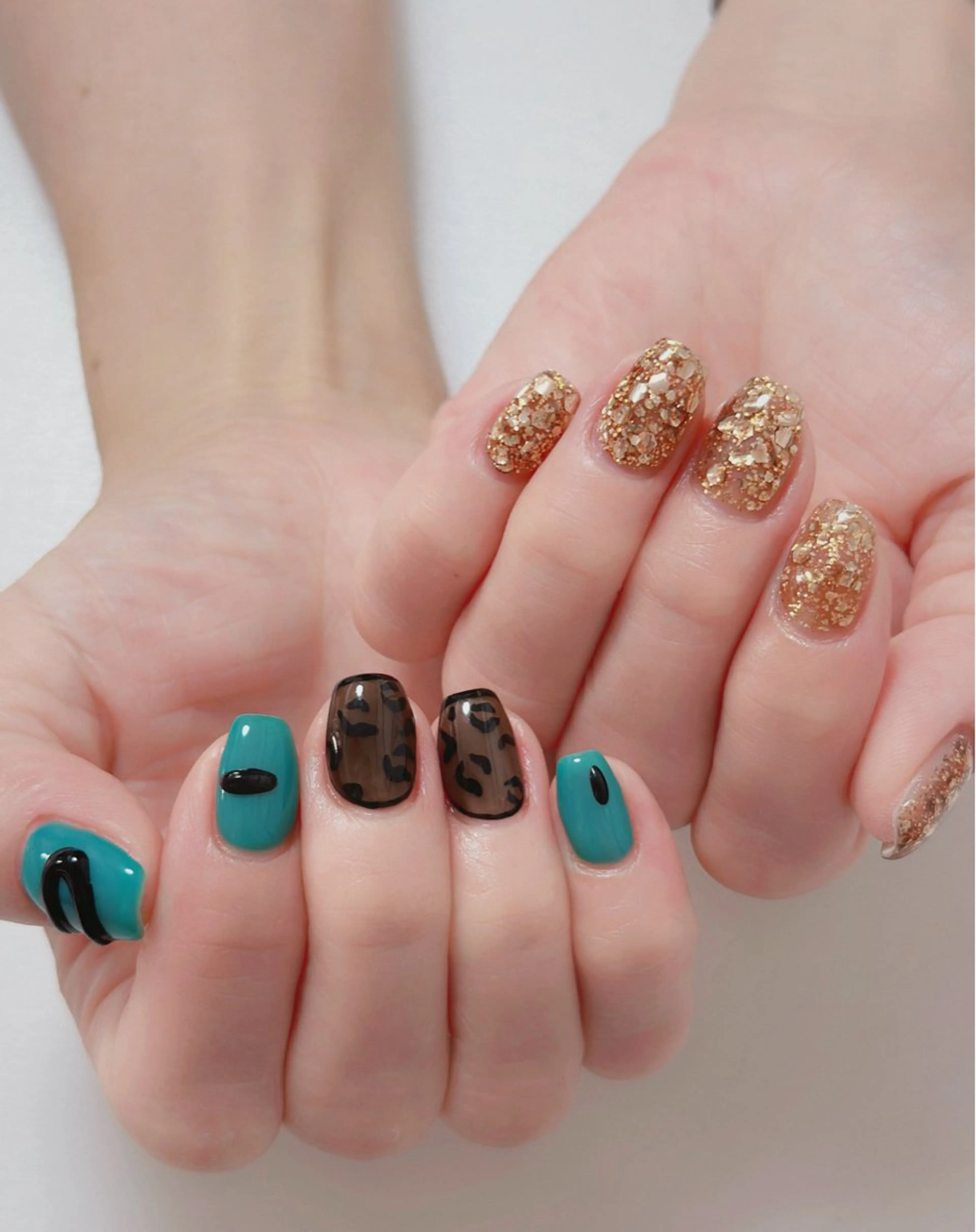 ネイル オーロラネイル 長さ出し フットネイル ラメ(グリッター) ラメグラデーション 👍thumbs up nail👍のネイルデザイン