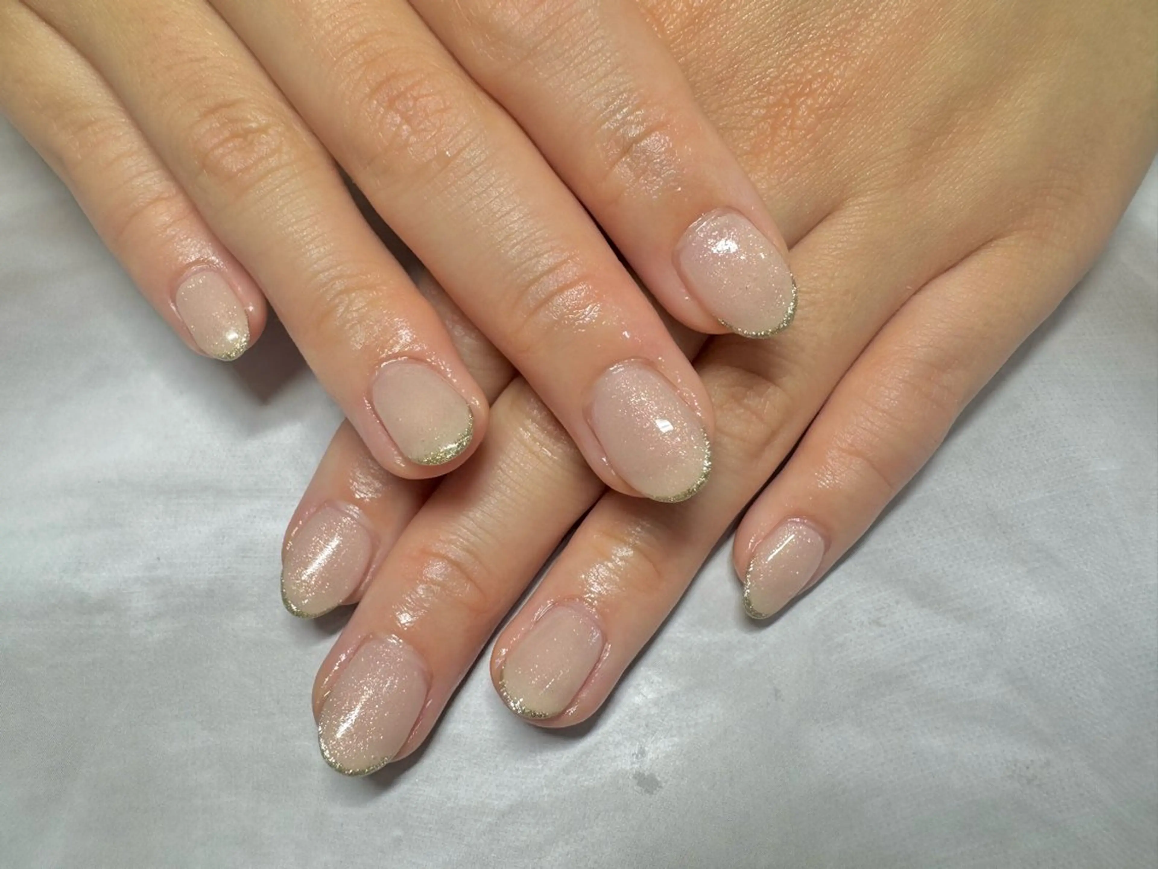 ネイル ゴールド ラメ(グリッター) ホワイト ハンドネイル ネイルサロン La Luce所属・ネイリスト Mahoのネイルデザイン