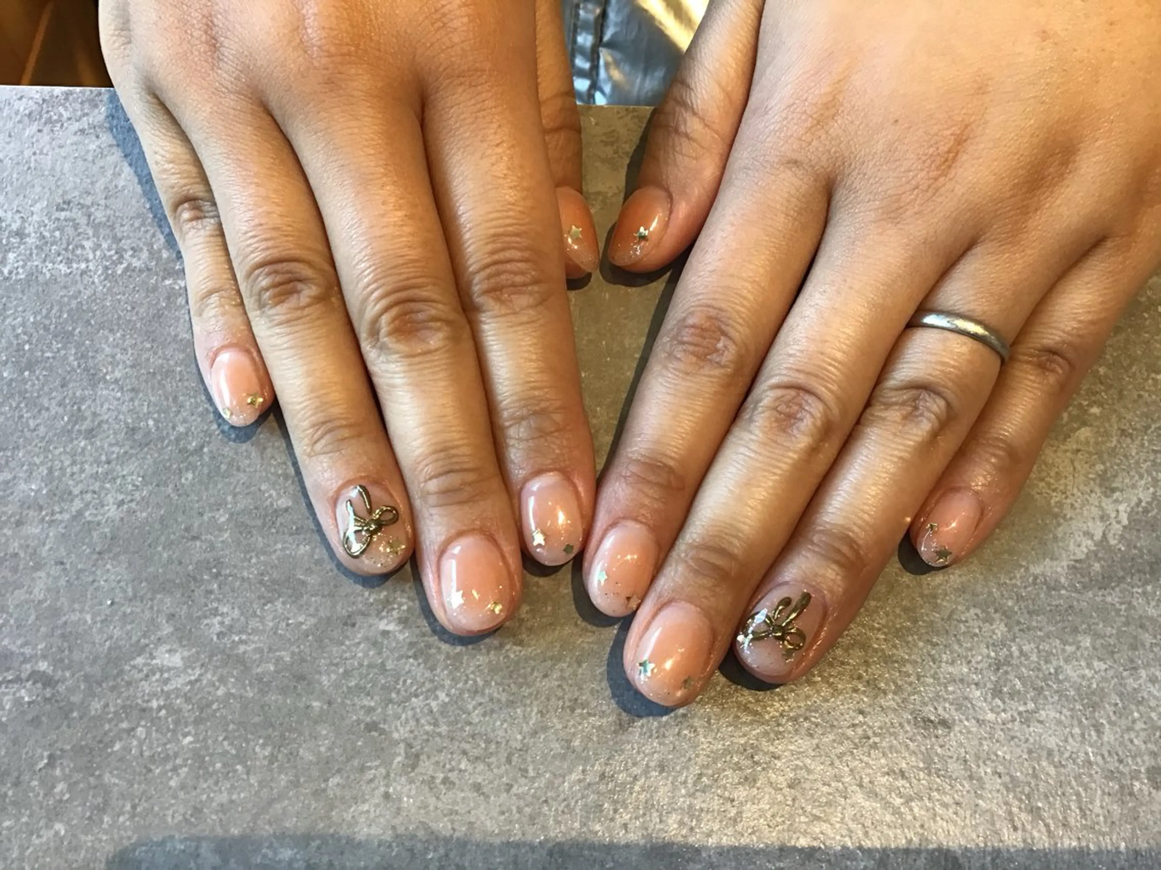 ネイル チークネイル リボン ハンドネイル Nest 蜂谷のネイルデザイン