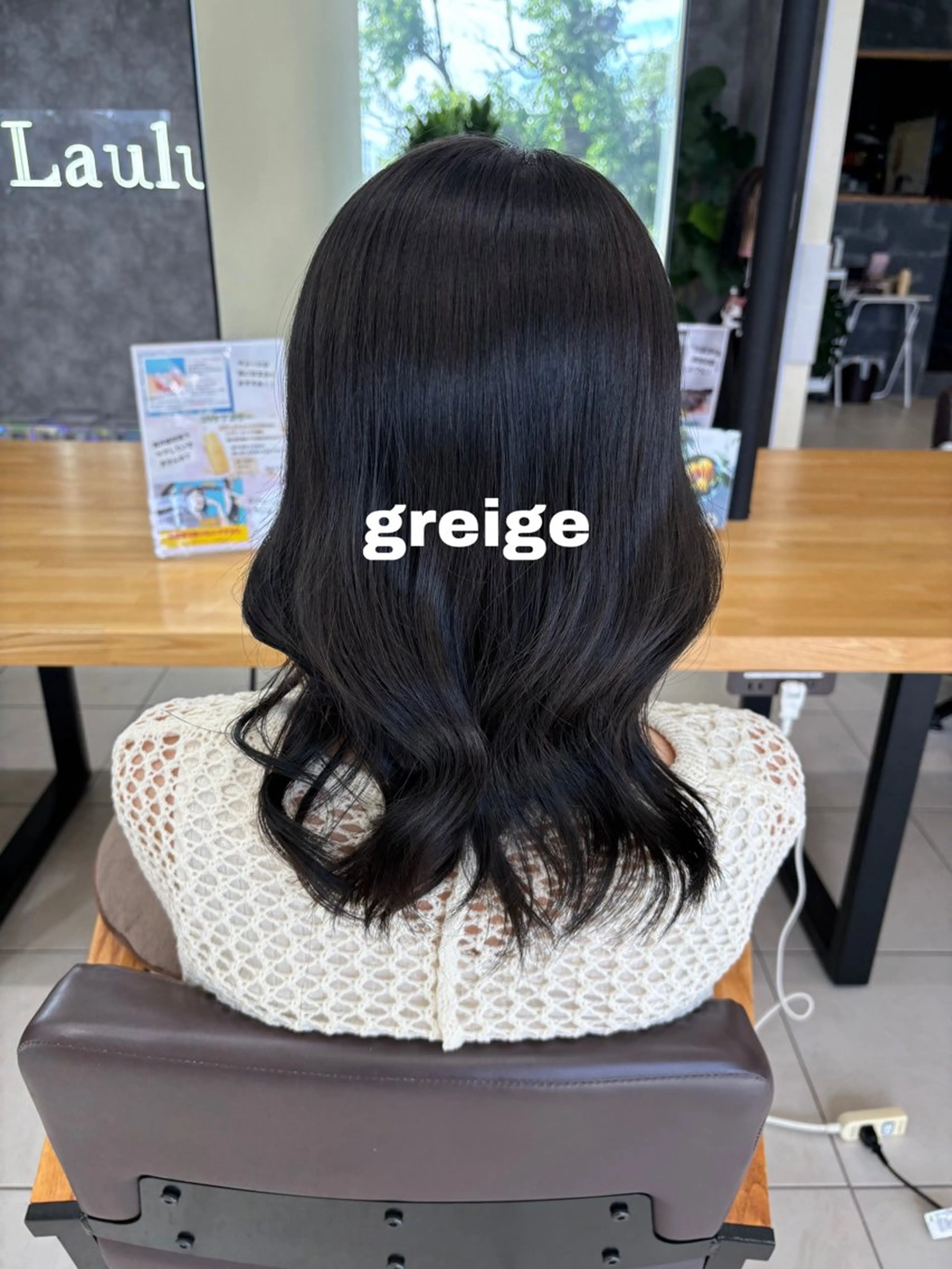 ミディアム カラー 伊藤 杏奈のヘアスタイル