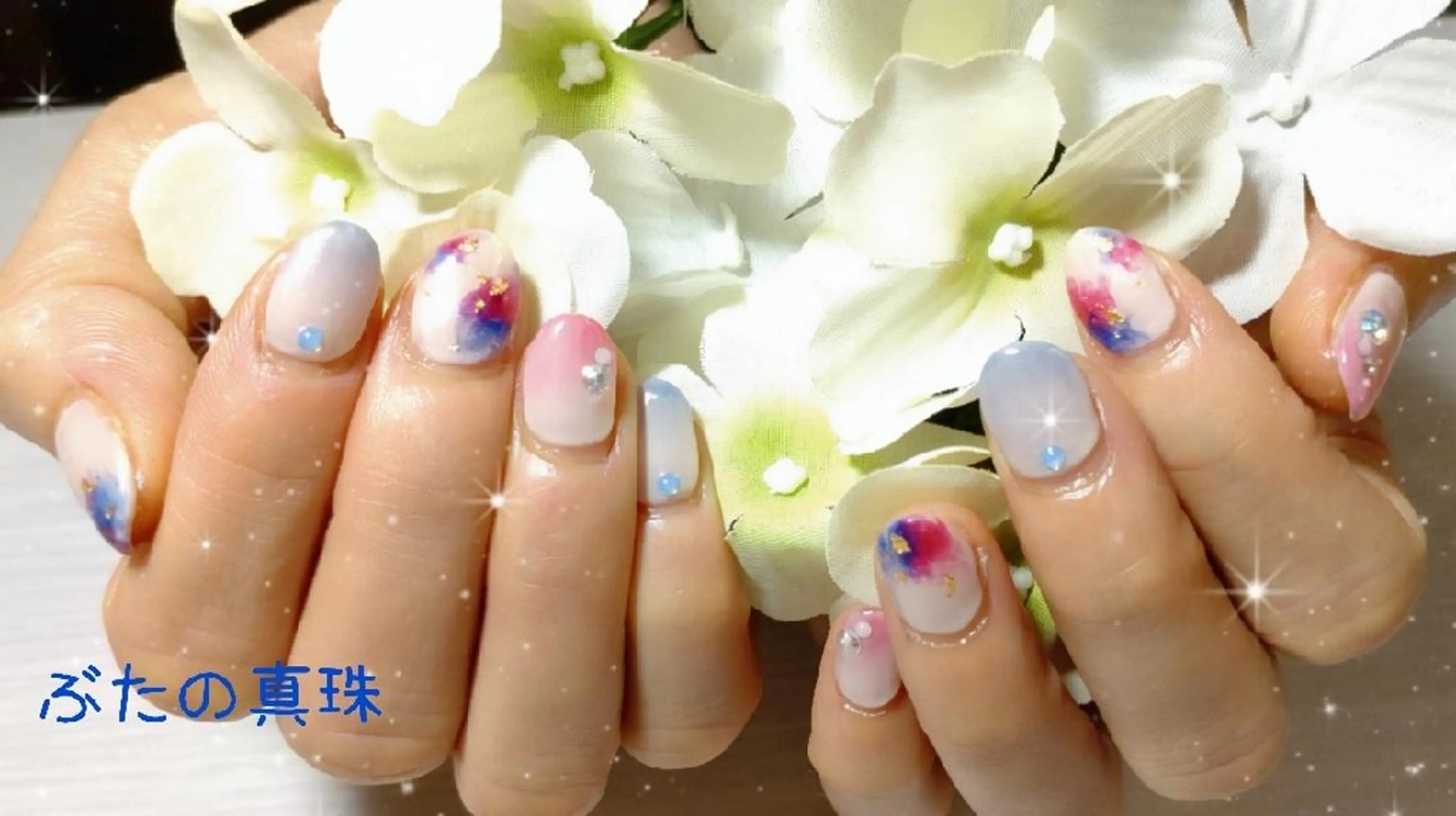 ネイル ブルー ニュアンスネイル 赤色 ハンドネイル 林 珠里のネイルデザイン