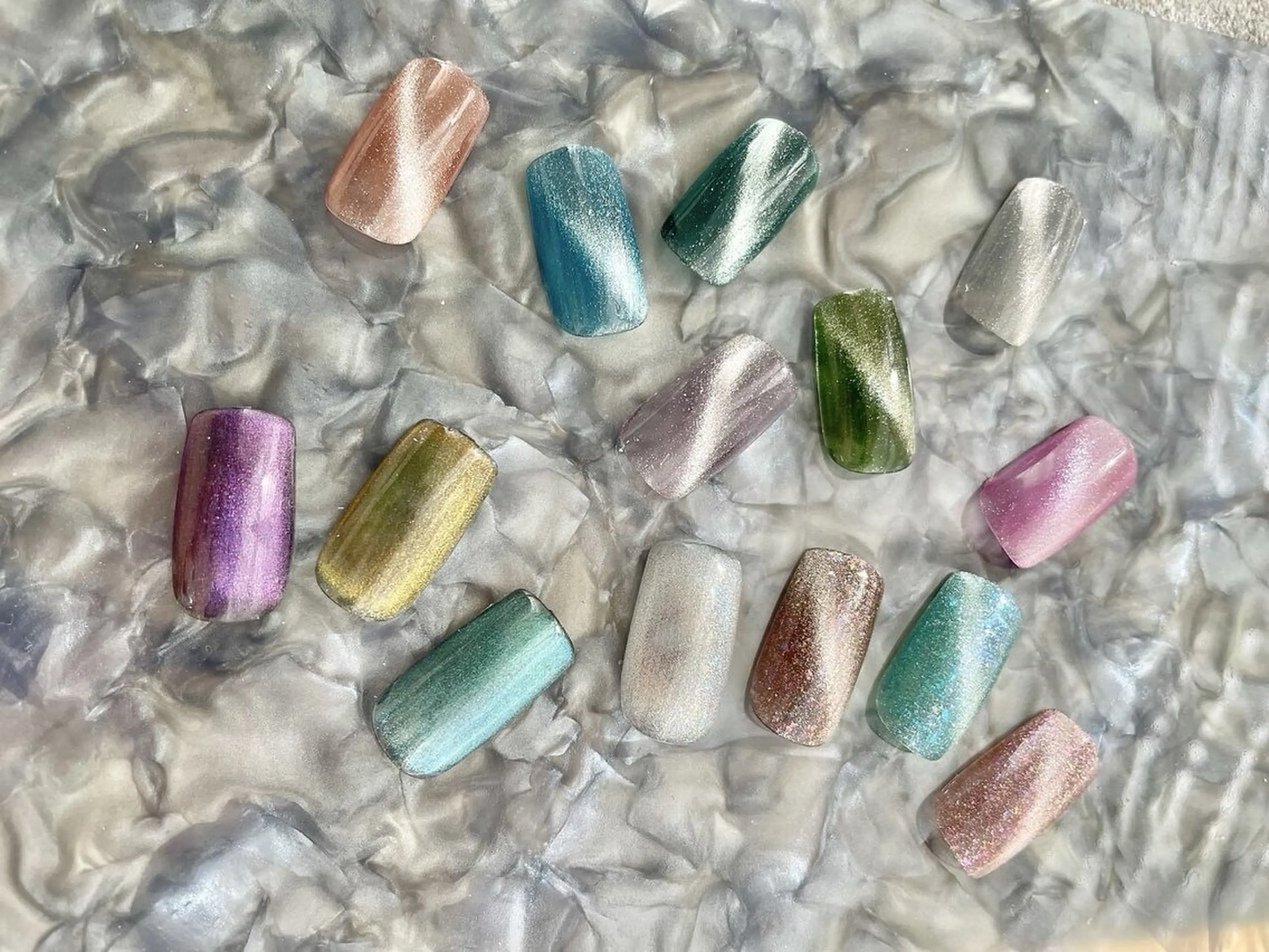 ネイル マグネットネイル Mahiru ➰🎀🤍のネイルデザイン