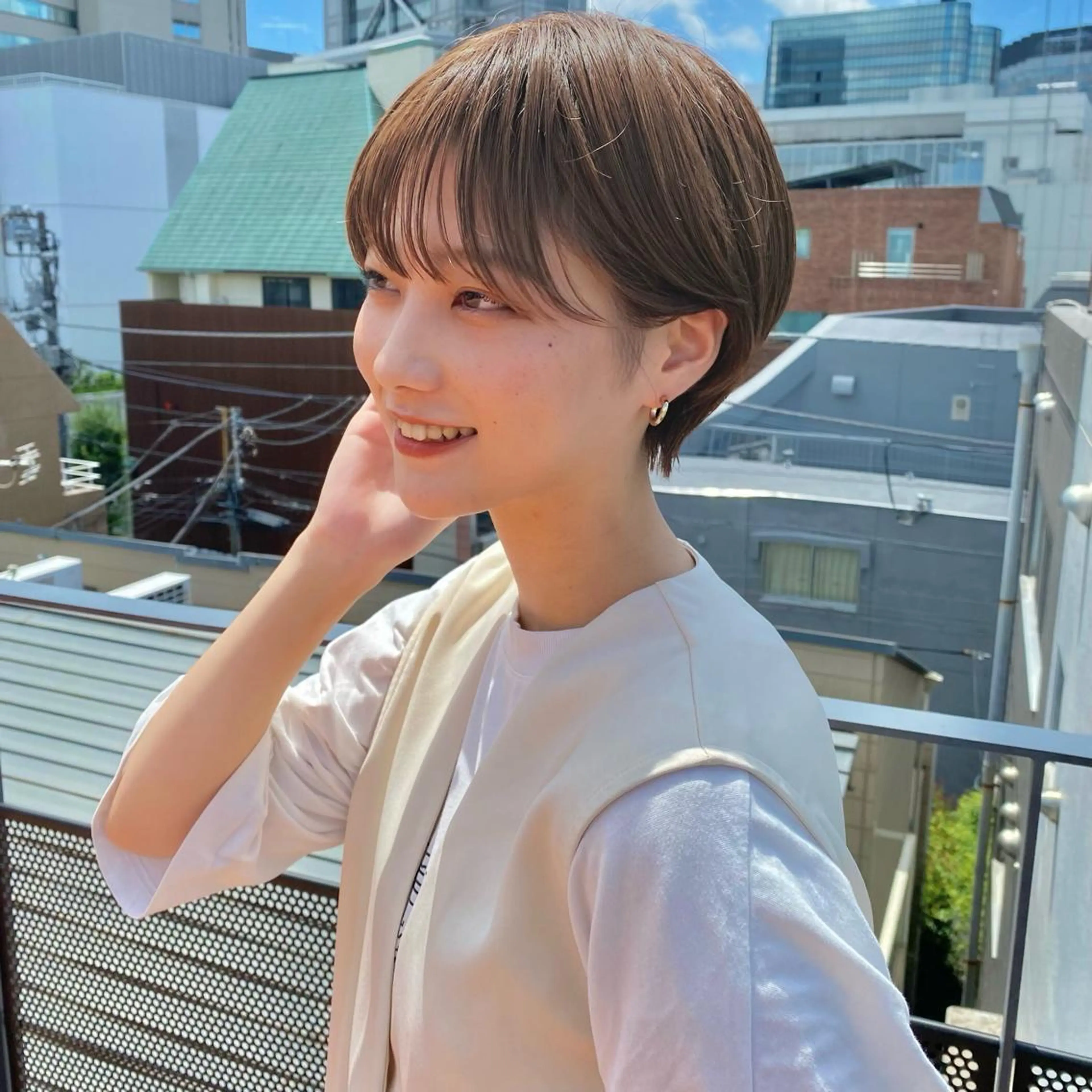 ショート カラー ベージュカラー グレージュ ミルクティーベージュ ショートヘア カット ヘアカラー トリートメント ボブ/縮毛矯正/ レイヤー/塚田のヘアスタイル