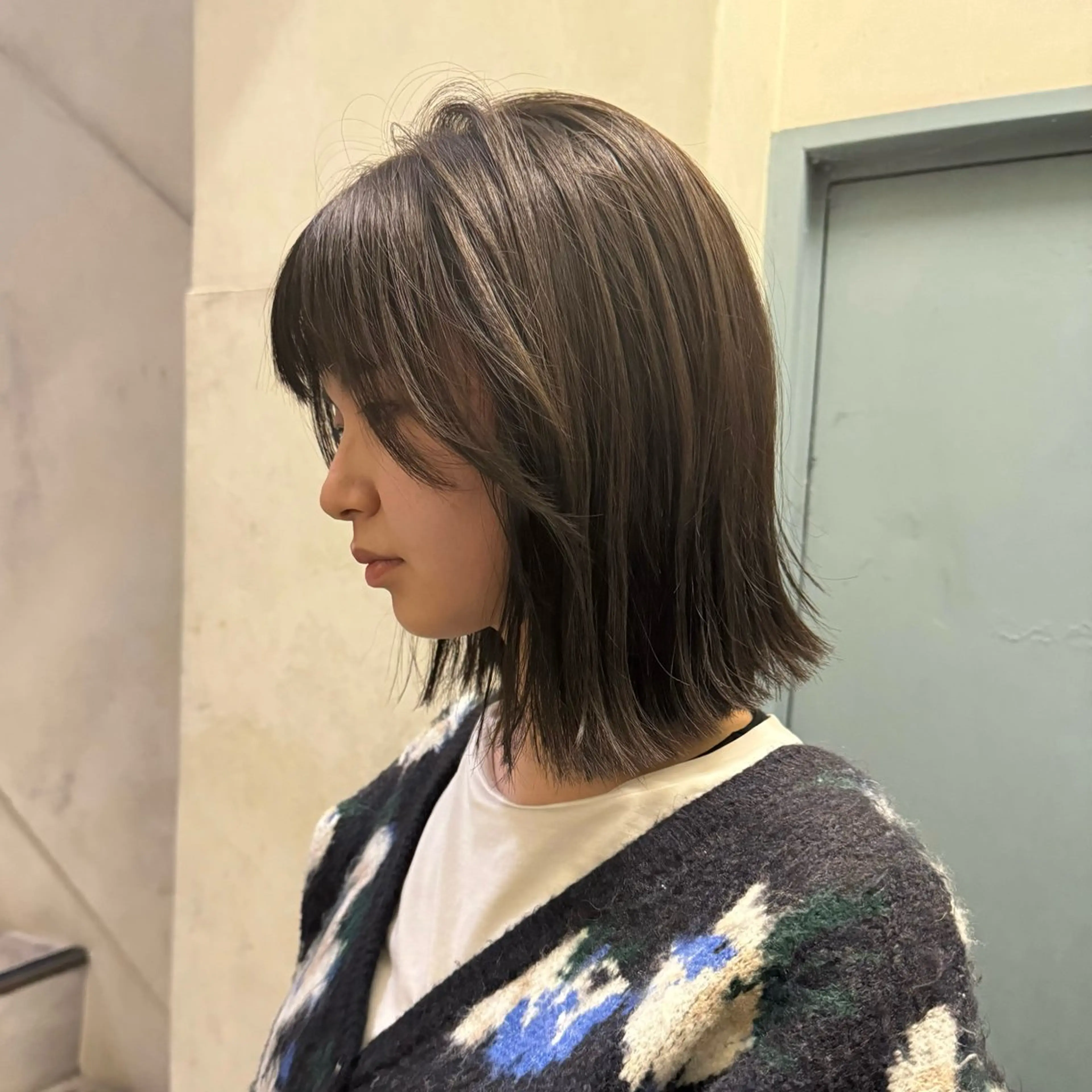 ミディアム カラー ブリーチ 顔周りカット おくれ毛 外ハネヘア カット ヘアカラー 清水愛果/オリーブ カラー/透明感カラーのヘアスタイル