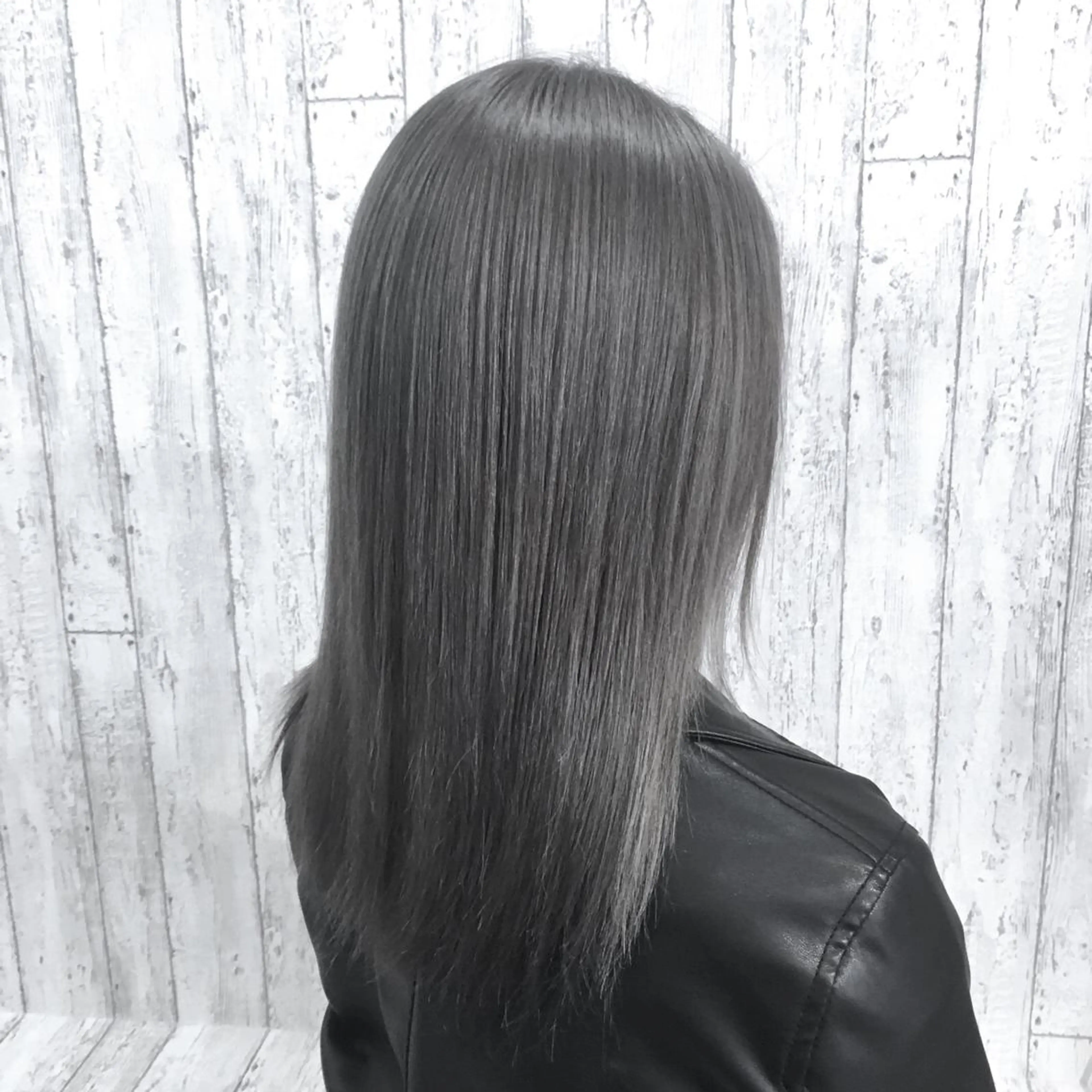 セミロング LANI OOSAKAのヘアスタイル