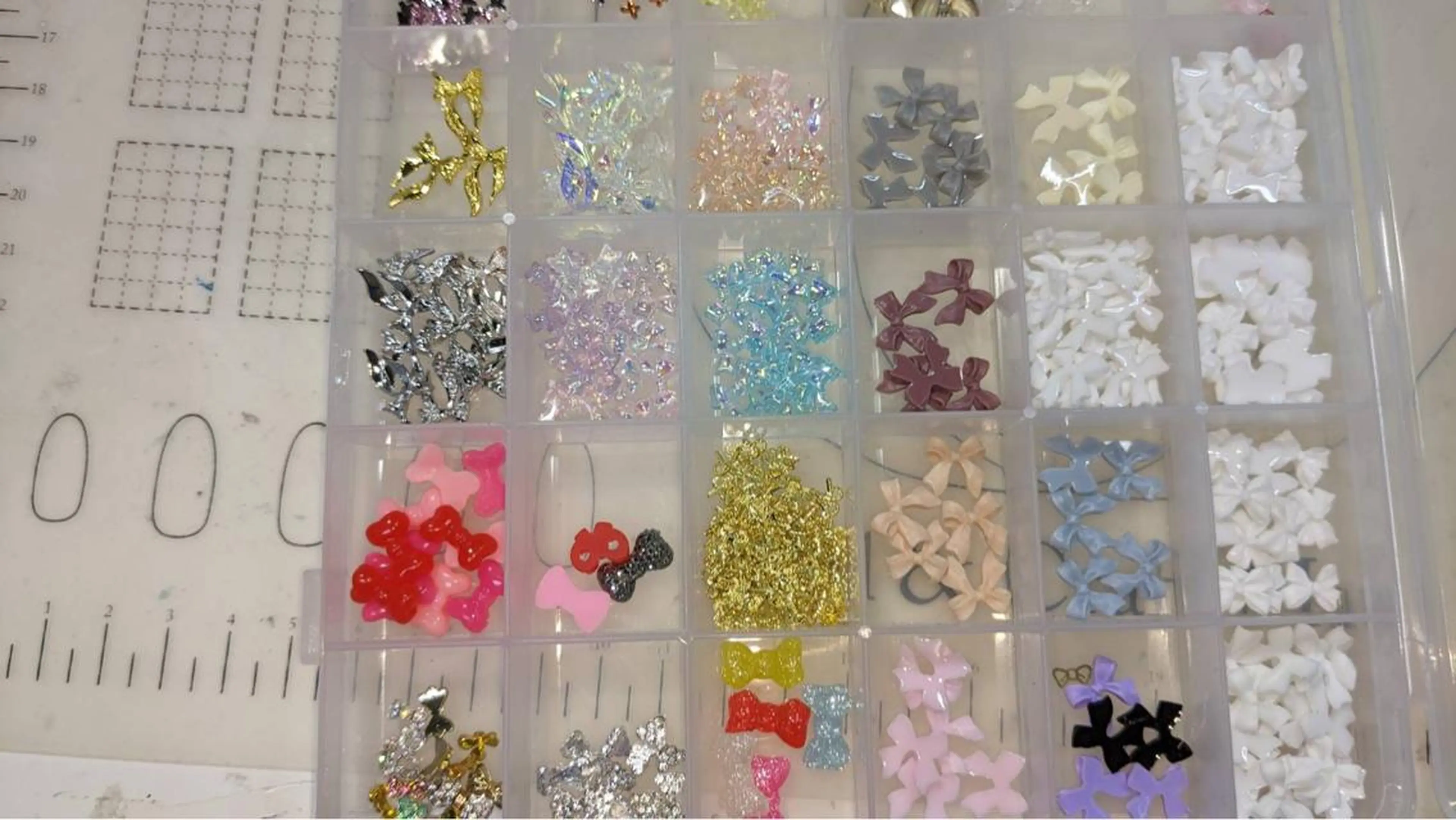 ネイル リボン フラワー ムーンのネイルデザイン