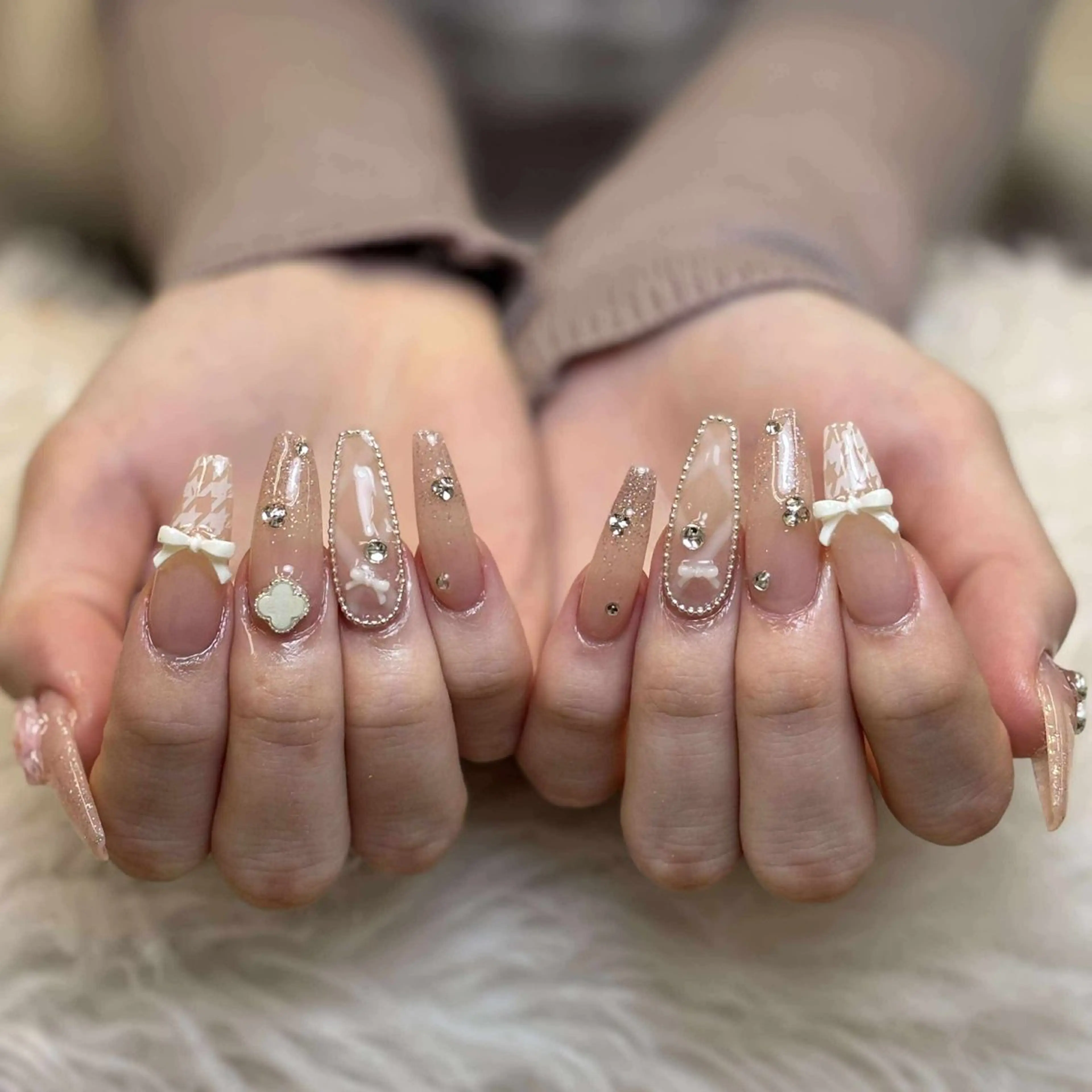 ネイル チークネイル ハート ホログラムネイル ミラーネイル ニュアンスネイル ハンドネイル Nie Nail Shinokuboのネイルデザイン