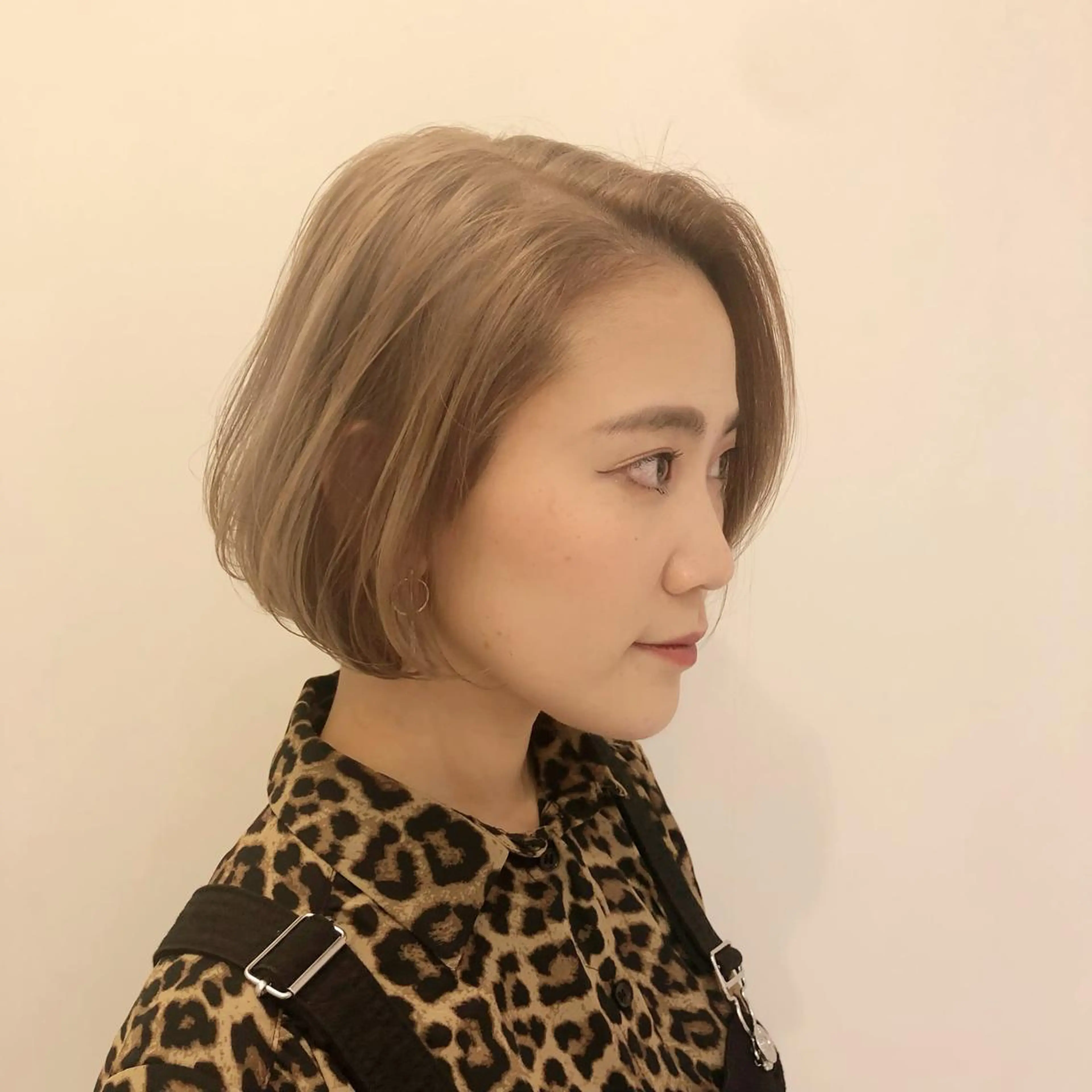 ショート カラー ベージュカラー ショートヘア CHIHO💚羽エク /マツエクのヘアスタイル