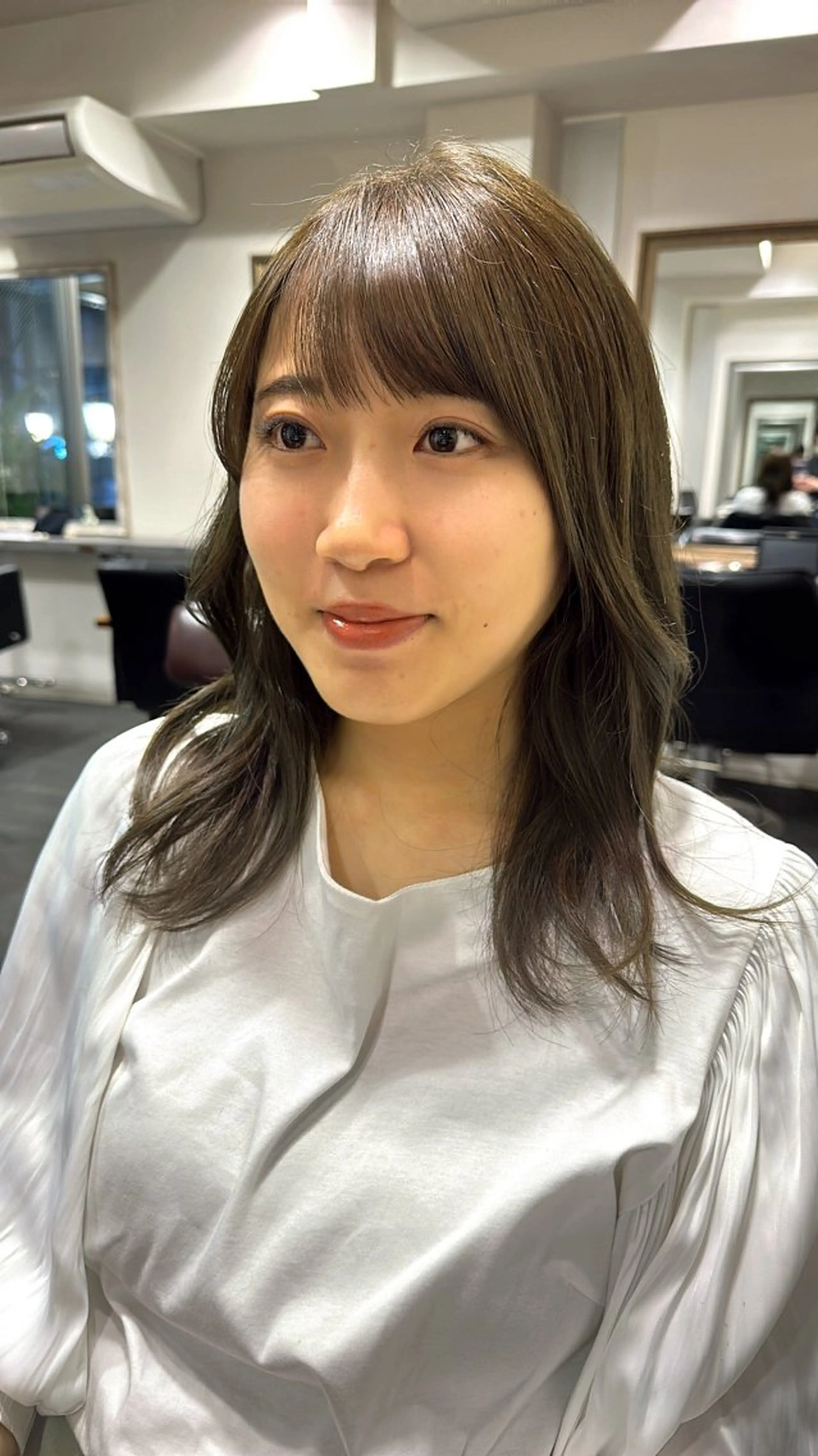 ミディアム カラー ベージュカラー オリーブベージュ 顔周りカット Mora Hair Salon所属・Haruka 神楽坂のヘアスタイル