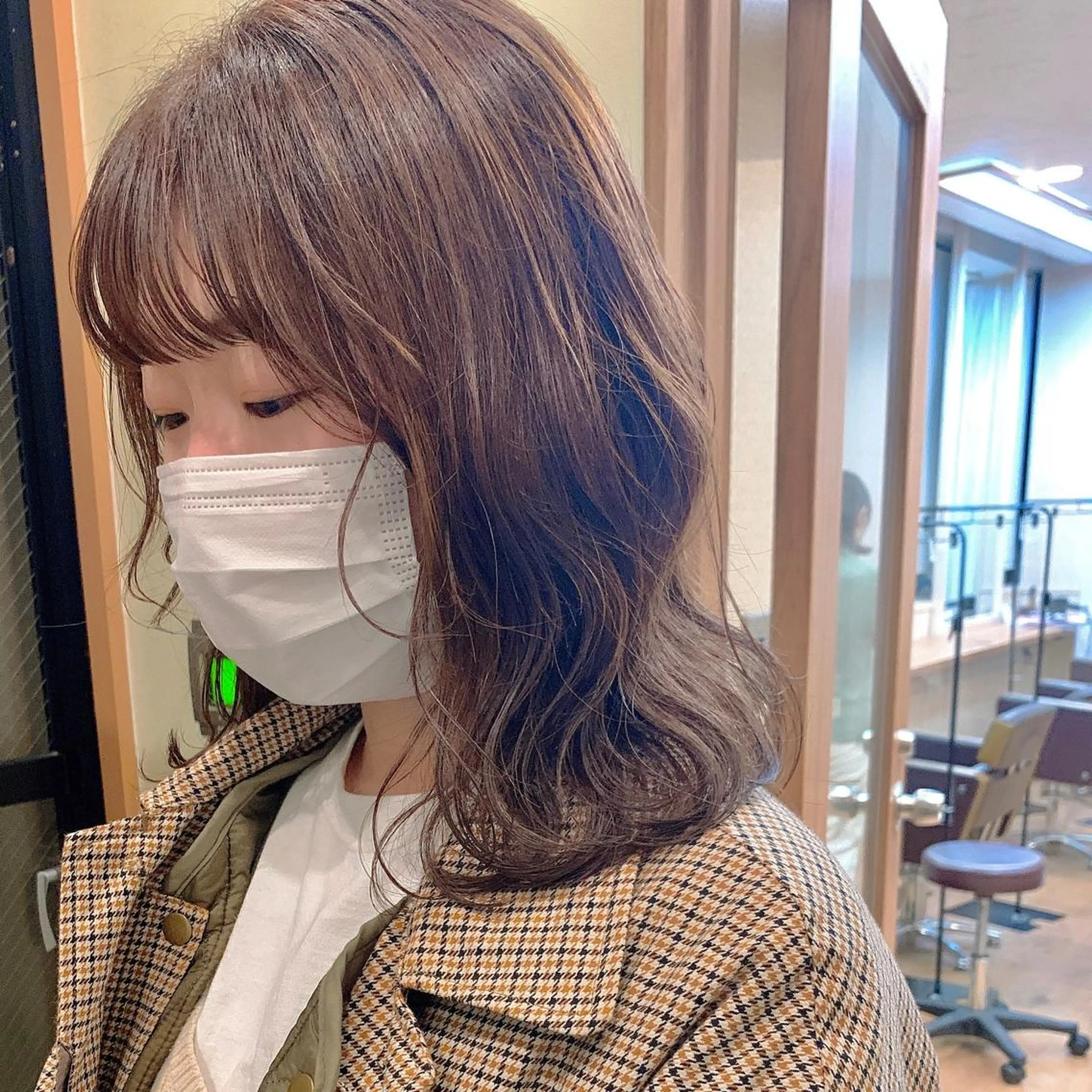 ミディアム カラー グレージュ NUMBER_ ユイナのヘアスタイル