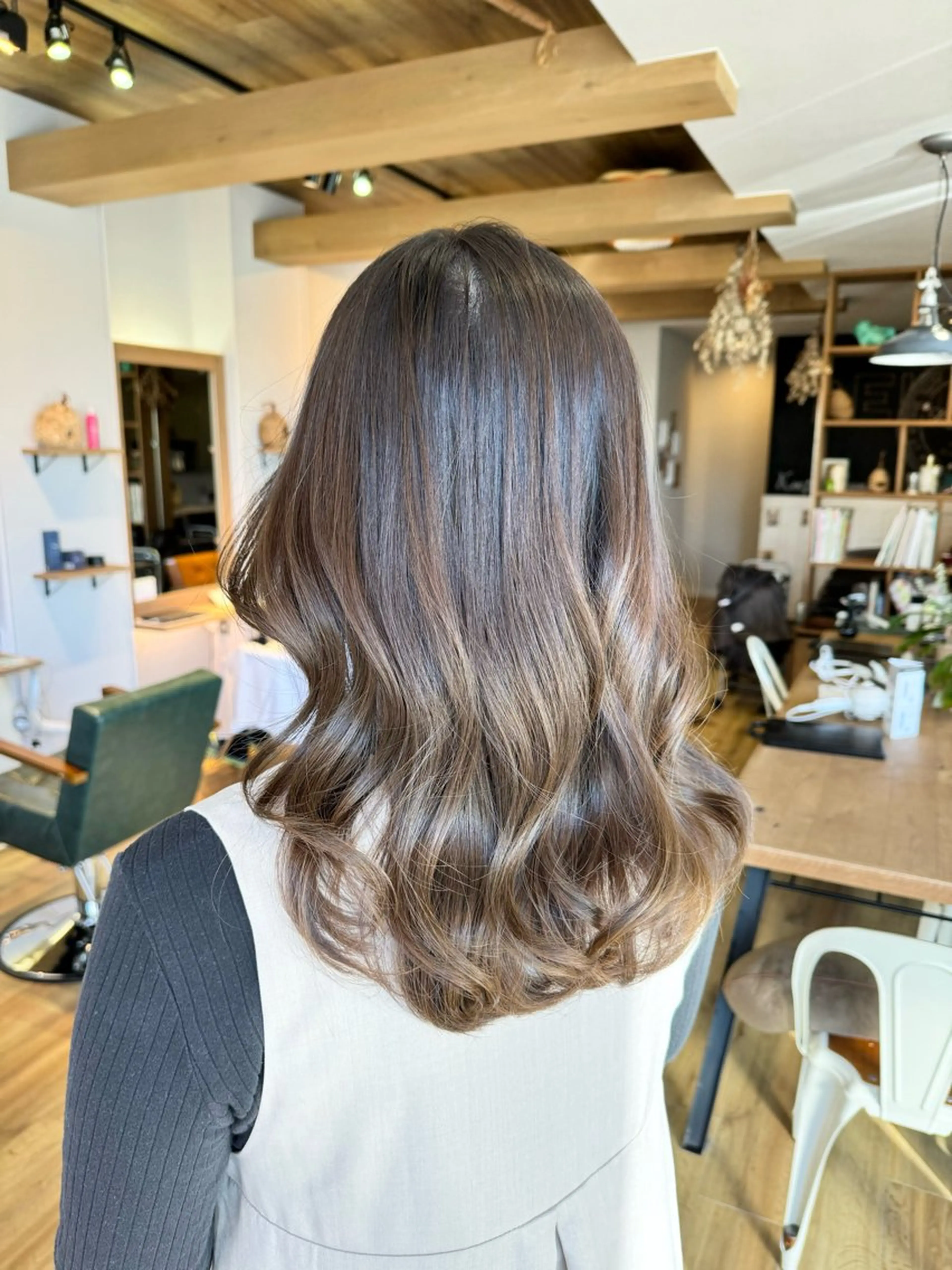 ロング カラー グラデーションカラー グレージュ ヘアカラー トリートメント ツキダテ ユイのヘアスタイル